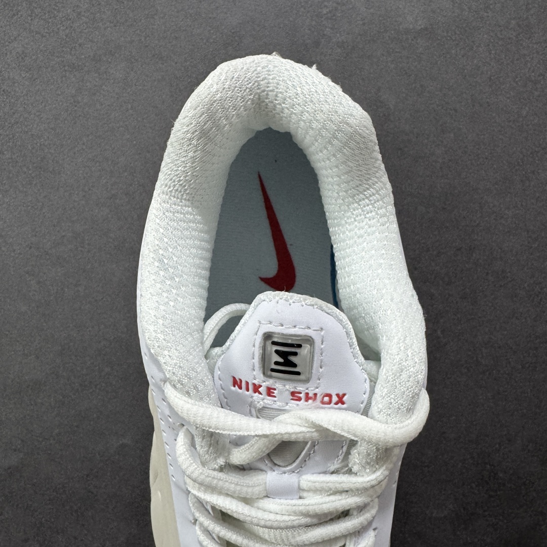 图片[7]-【公司级】Nike Shox OG \”Black Racer Blue\” R4气柱减震器科技前卫超跑慢跑鞋 AR3565-103 男女鞋真标半码制 正确原装数据开发楦型 外置超大气柱大底 金属质感鞋面＋科幻气息十足Nike Shox R4 于 2000 年首次亮相，流线型的鞋身以及外置气柱的设计使它在当时倍受欢迎。此次复刻回归，整体以黑银配色示人，依旧采用经典的皮革材质，鞋身侧面有银色刺绣 Swoosh，相较于 OG 配色的红色气柱，这次采用了黑色气柱进行点缀，更加具有战斗气息。另一双鞋采用白色搭配金属银作为鞋面主色调，搭载纯白色鞋底，辅以橙色点缀细节，透气孔设计的加入，更加完善了上脚的体验感，让这双鞋在穿着舒适的同时也更具时尚感。 尺码：36 36.5 37.5 38 38.5 39 40 40.5 41 42 42.5 43 44 44.5 45-选品中心