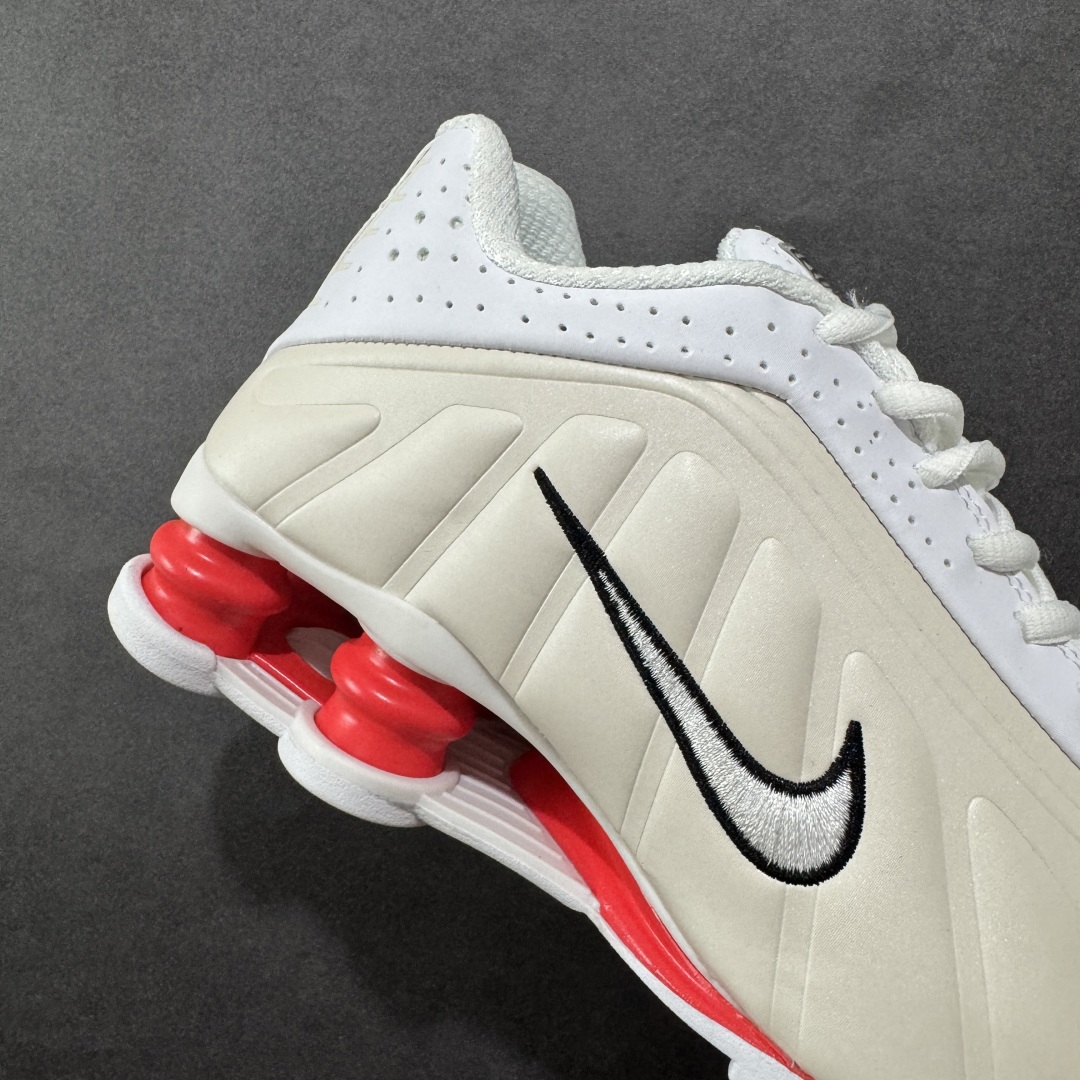 图片[6]-【公司级】Nike Shox OG \”Black Racer Blue\” R4气柱减震器科技前卫超跑慢跑鞋 AR3565-103 男女鞋真标半码制 正确原装数据开发楦型 外置超大气柱大底 金属质感鞋面＋科幻气息十足Nike Shox R4 于 2000 年首次亮相，流线型的鞋身以及外置气柱的设计使它在当时倍受欢迎。此次复刻回归，整体以黑银配色示人，依旧采用经典的皮革材质，鞋身侧面有银色刺绣 Swoosh，相较于 OG 配色的红色气柱，这次采用了黑色气柱进行点缀，更加具有战斗气息。另一双鞋采用白色搭配金属银作为鞋面主色调，搭载纯白色鞋底，辅以橙色点缀细节，透气孔设计的加入，更加完善了上脚的体验感，让这双鞋在穿着舒适的同时也更具时尚感。 尺码：36 36.5 37.5 38 38.5 39 40 40.5 41 42 42.5 43 44 44.5 45-选品中心