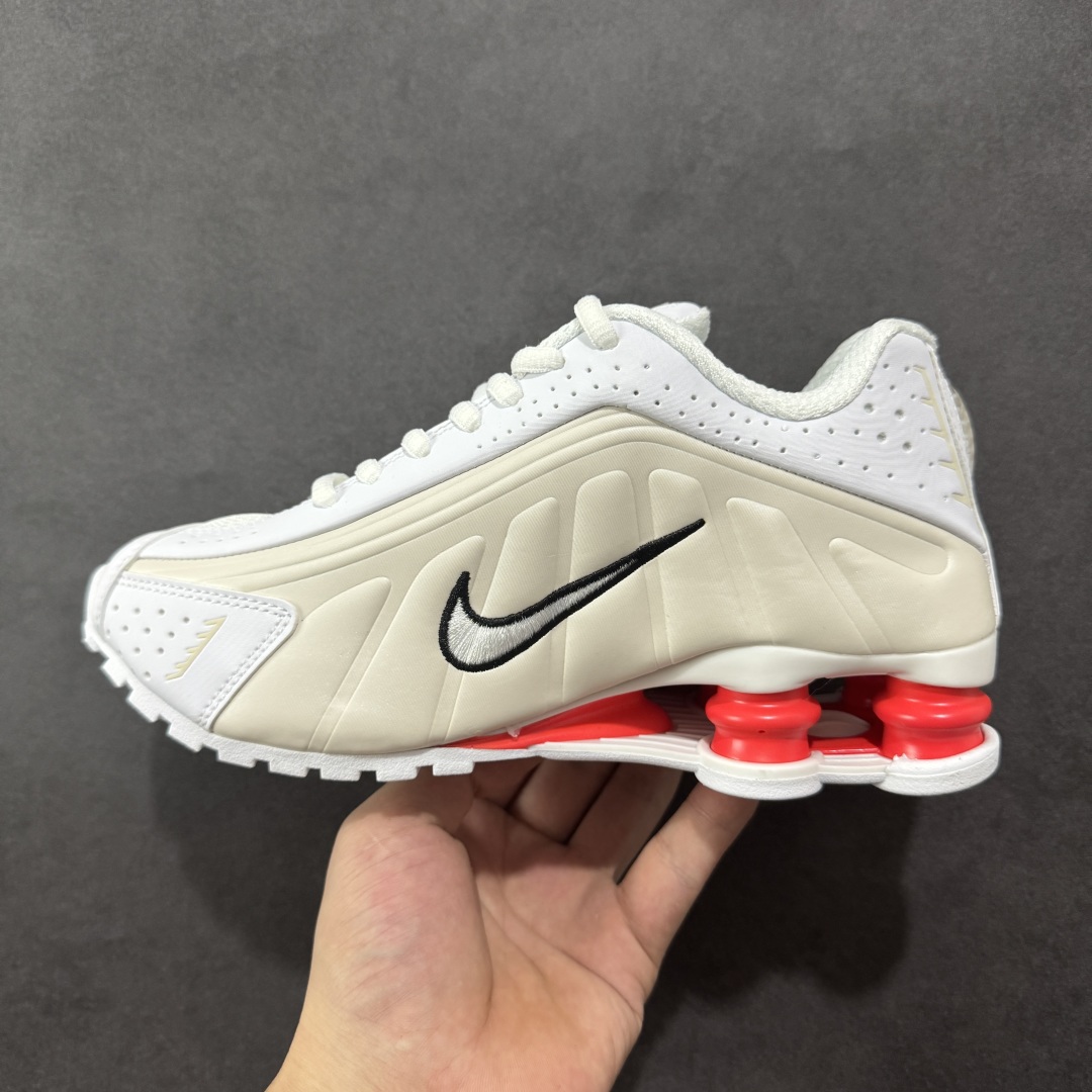 图片[2]-【公司级】Nike Shox OG \”Black Racer Blue\” R4气柱减震器科技前卫超跑慢跑鞋 AR3565-103 男女鞋真标半码制 正确原装数据开发楦型 外置超大气柱大底 金属质感鞋面＋科幻气息十足Nike Shox R4 于 2000 年首次亮相，流线型的鞋身以及外置气柱的设计使它在当时倍受欢迎。此次复刻回归，整体以黑银配色示人，依旧采用经典的皮革材质，鞋身侧面有银色刺绣 Swoosh，相较于 OG 配色的红色气柱，这次采用了黑色气柱进行点缀，更加具有战斗气息。另一双鞋采用白色搭配金属银作为鞋面主色调，搭载纯白色鞋底，辅以橙色点缀细节，透气孔设计的加入，更加完善了上脚的体验感，让这双鞋在穿着舒适的同时也更具时尚感。 尺码：36 36.5 37.5 38 38.5 39 40 40.5 41 42 42.5 43 44 44.5 45-选品中心