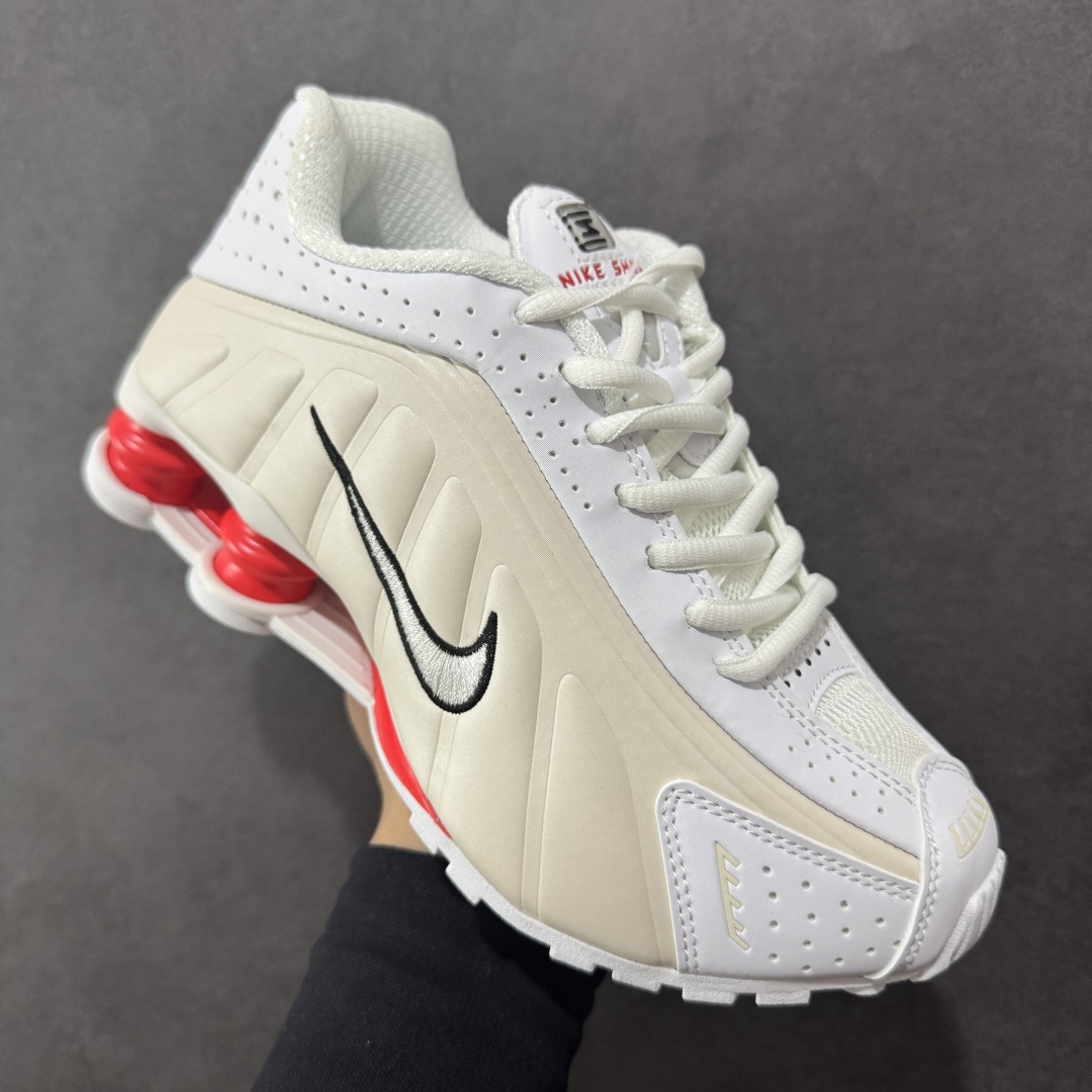 图片[3]-【公司级】Nike Shox OG \”Black Racer Blue\” R4气柱减震器科技前卫超跑慢跑鞋 AR3565-103 男女鞋真标半码制 正确原装数据开发楦型 外置超大气柱大底 金属质感鞋面＋科幻气息十足Nike Shox R4 于 2000 年首次亮相，流线型的鞋身以及外置气柱的设计使它在当时倍受欢迎。此次复刻回归，整体以黑银配色示人，依旧采用经典的皮革材质，鞋身侧面有银色刺绣 Swoosh，相较于 OG 配色的红色气柱，这次采用了黑色气柱进行点缀，更加具有战斗气息。另一双鞋采用白色搭配金属银作为鞋面主色调，搭载纯白色鞋底，辅以橙色点缀细节，透气孔设计的加入，更加完善了上脚的体验感，让这双鞋在穿着舒适的同时也更具时尚感。 尺码：36 36.5 37.5 38 38.5 39 40 40.5 41 42 42.5 43 44 44.5 45-选品中心