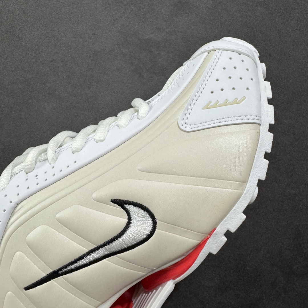 图片[5]-【公司级】Nike Shox OG \”Black Racer Blue\” R4气柱减震器科技前卫超跑慢跑鞋 AR3565-103 男女鞋真标半码制 正确原装数据开发楦型 外置超大气柱大底 金属质感鞋面＋科幻气息十足Nike Shox R4 于 2000 年首次亮相，流线型的鞋身以及外置气柱的设计使它在当时倍受欢迎。此次复刻回归，整体以黑银配色示人，依旧采用经典的皮革材质，鞋身侧面有银色刺绣 Swoosh，相较于 OG 配色的红色气柱，这次采用了黑色气柱进行点缀，更加具有战斗气息。另一双鞋采用白色搭配金属银作为鞋面主色调，搭载纯白色鞋底，辅以橙色点缀细节，透气孔设计的加入，更加完善了上脚的体验感，让这双鞋在穿着舒适的同时也更具时尚感。 尺码：36 36.5 37.5 38 38.5 39 40 40.5 41 42 42.5 43 44 44.5 45-选品中心