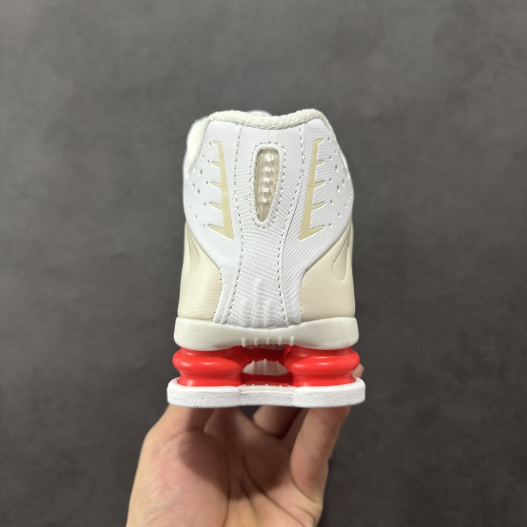 图片[4]-【公司级】Nike Shox OG \”Black Racer Blue\” R4气柱减震器科技前卫超跑慢跑鞋 AR3565-103 男女鞋真标半码制 正确原装数据开发楦型 外置超大气柱大底 金属质感鞋面＋科幻气息十足Nike Shox R4 于 2000 年首次亮相，流线型的鞋身以及外置气柱的设计使它在当时倍受欢迎。此次复刻回归，整体以黑银配色示人，依旧采用经典的皮革材质，鞋身侧面有银色刺绣 Swoosh，相较于 OG 配色的红色气柱，这次采用了黑色气柱进行点缀，更加具有战斗气息。另一双鞋采用白色搭配金属银作为鞋面主色调，搭载纯白色鞋底，辅以橙色点缀细节，透气孔设计的加入，更加完善了上脚的体验感，让这双鞋在穿着舒适的同时也更具时尚感。 尺码：36 36.5 37.5 38 38.5 39 40 40.5 41 42 42.5 43 44 44.5 45-选品中心