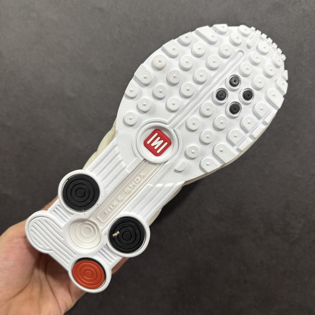 图片[9]-【公司级】Nike Shox OG \”Black Racer Blue\” R4气柱减震器科技前卫超跑慢跑鞋 AR3565-103 男女鞋真标半码制 正确原装数据开发楦型 外置超大气柱大底 金属质感鞋面＋科幻气息十足Nike Shox R4 于 2000 年首次亮相，流线型的鞋身以及外置气柱的设计使它在当时倍受欢迎。此次复刻回归，整体以黑银配色示人，依旧采用经典的皮革材质，鞋身侧面有银色刺绣 Swoosh，相较于 OG 配色的红色气柱，这次采用了黑色气柱进行点缀，更加具有战斗气息。另一双鞋采用白色搭配金属银作为鞋面主色调，搭载纯白色鞋底，辅以橙色点缀细节，透气孔设计的加入，更加完善了上脚的体验感，让这双鞋在穿着舒适的同时也更具时尚感。 尺码：36 36.5 37.5 38 38.5 39 40 40.5 41 42 42.5 43 44 44.5 45-选品中心