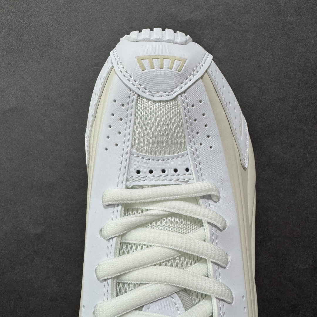 图片[8]-【公司级】Nike Shox OG \”Black Racer Blue\” R4气柱减震器科技前卫超跑慢跑鞋 AR3565-103 男女鞋真标半码制 正确原装数据开发楦型 外置超大气柱大底 金属质感鞋面＋科幻气息十足Nike Shox R4 于 2000 年首次亮相，流线型的鞋身以及外置气柱的设计使它在当时倍受欢迎。此次复刻回归，整体以黑银配色示人，依旧采用经典的皮革材质，鞋身侧面有银色刺绣 Swoosh，相较于 OG 配色的红色气柱，这次采用了黑色气柱进行点缀，更加具有战斗气息。另一双鞋采用白色搭配金属银作为鞋面主色调，搭载纯白色鞋底，辅以橙色点缀细节，透气孔设计的加入，更加完善了上脚的体验感，让这双鞋在穿着舒适的同时也更具时尚感。 尺码：36 36.5 37.5 38 38.5 39 40 40.5 41 42 42.5 43 44 44.5 45-选品中心