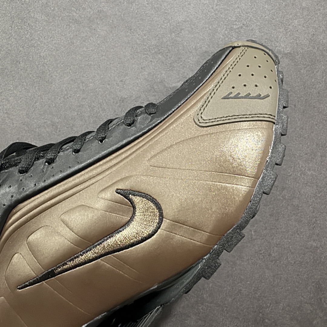 图片[5]-【公司级】Nike Shox OG \”Black Racer Blue\” R4气柱减震器科技前卫超跑慢跑鞋 AR3565-007 男女鞋真标半码制 正确原装数据开发楦型 外置超大气柱大底 金属质感鞋面＋科幻气息十足Nike Shox R4 于 2000 年首次亮相，流线型的鞋身以及外置气柱的设计使它在当时倍受欢迎。此次复刻回归，整体以黑银配色示人，依旧采用经典的皮革材质，鞋身侧面有银色刺绣 Swoosh，相较于 OG 配色的红色气柱，这次采用了黑色气柱进行点缀，更加具有战斗气息。另一双鞋采用白色搭配金属银作为鞋面主色调，搭载纯白色鞋底，辅以橙色点缀细节，透气孔设计的加入，更加完善了上脚的体验感，让这双鞋在穿着舒适的同时也更具时尚感。 尺码：36 36.5 37.5 38 38.5 39 40 40.5 41 42 42.5 43 44 44.5 45-选品中心