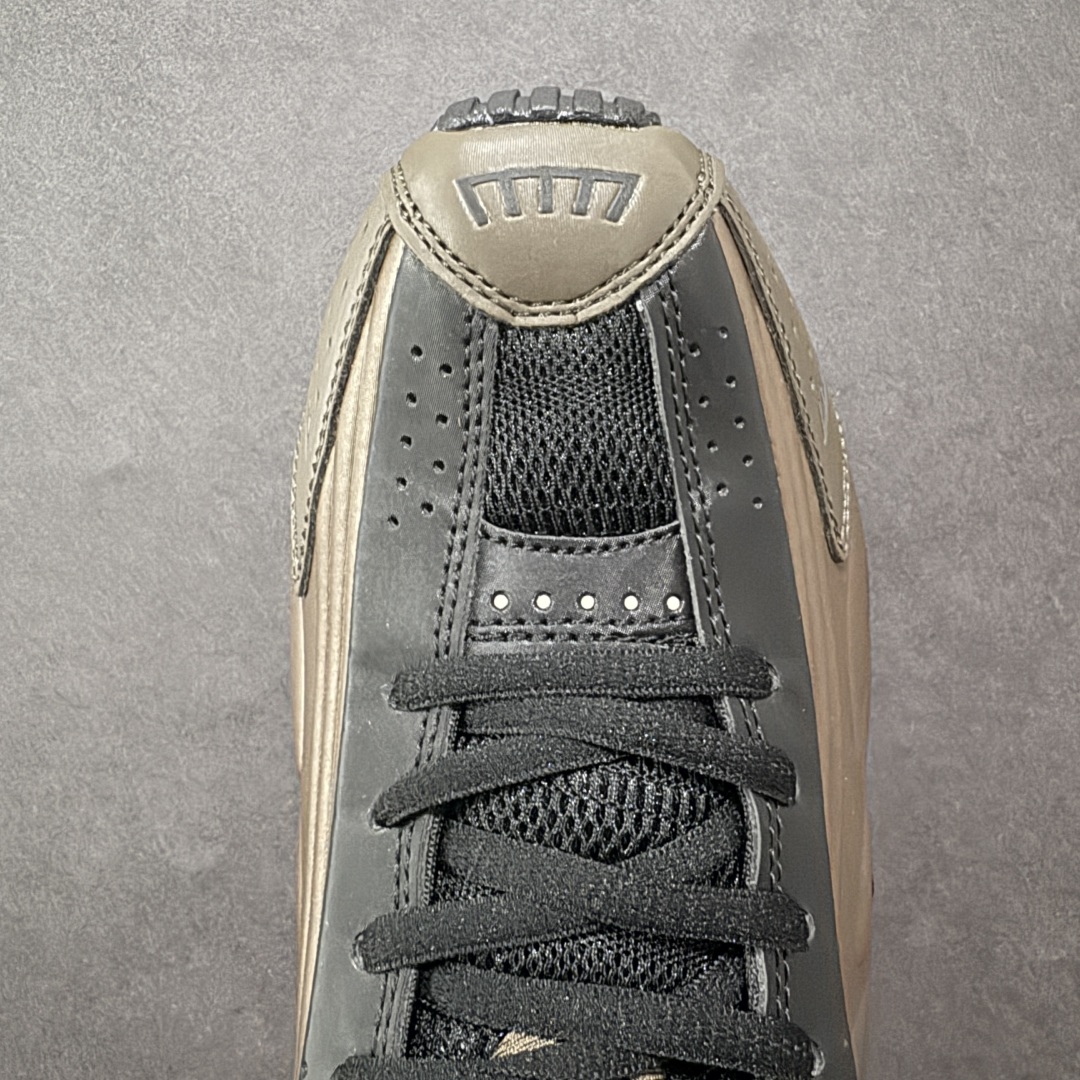 图片[8]-【公司级】Nike Shox OG \”Black Racer Blue\” R4气柱减震器科技前卫超跑慢跑鞋 AR3565-007 男女鞋真标半码制 正确原装数据开发楦型 外置超大气柱大底 金属质感鞋面＋科幻气息十足Nike Shox R4 于 2000 年首次亮相，流线型的鞋身以及外置气柱的设计使它在当时倍受欢迎。此次复刻回归，整体以黑银配色示人，依旧采用经典的皮革材质，鞋身侧面有银色刺绣 Swoosh，相较于 OG 配色的红色气柱，这次采用了黑色气柱进行点缀，更加具有战斗气息。另一双鞋采用白色搭配金属银作为鞋面主色调，搭载纯白色鞋底，辅以橙色点缀细节，透气孔设计的加入，更加完善了上脚的体验感，让这双鞋在穿着舒适的同时也更具时尚感。 尺码：36 36.5 37.5 38 38.5 39 40 40.5 41 42 42.5 43 44 44.5 45-选品中心