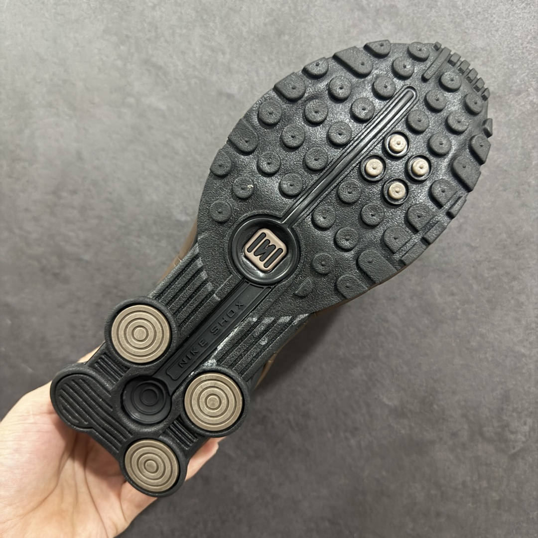 图片[9]-【公司级】Nike Shox OG \”Black Racer Blue\” R4气柱减震器科技前卫超跑慢跑鞋 AR3565-007 男女鞋真标半码制 正确原装数据开发楦型 外置超大气柱大底 金属质感鞋面＋科幻气息十足Nike Shox R4 于 2000 年首次亮相，流线型的鞋身以及外置气柱的设计使它在当时倍受欢迎。此次复刻回归，整体以黑银配色示人，依旧采用经典的皮革材质，鞋身侧面有银色刺绣 Swoosh，相较于 OG 配色的红色气柱，这次采用了黑色气柱进行点缀，更加具有战斗气息。另一双鞋采用白色搭配金属银作为鞋面主色调，搭载纯白色鞋底，辅以橙色点缀细节，透气孔设计的加入，更加完善了上脚的体验感，让这双鞋在穿着舒适的同时也更具时尚感。 尺码：36 36.5 37.5 38 38.5 39 40 40.5 41 42 42.5 43 44 44.5 45-选品中心