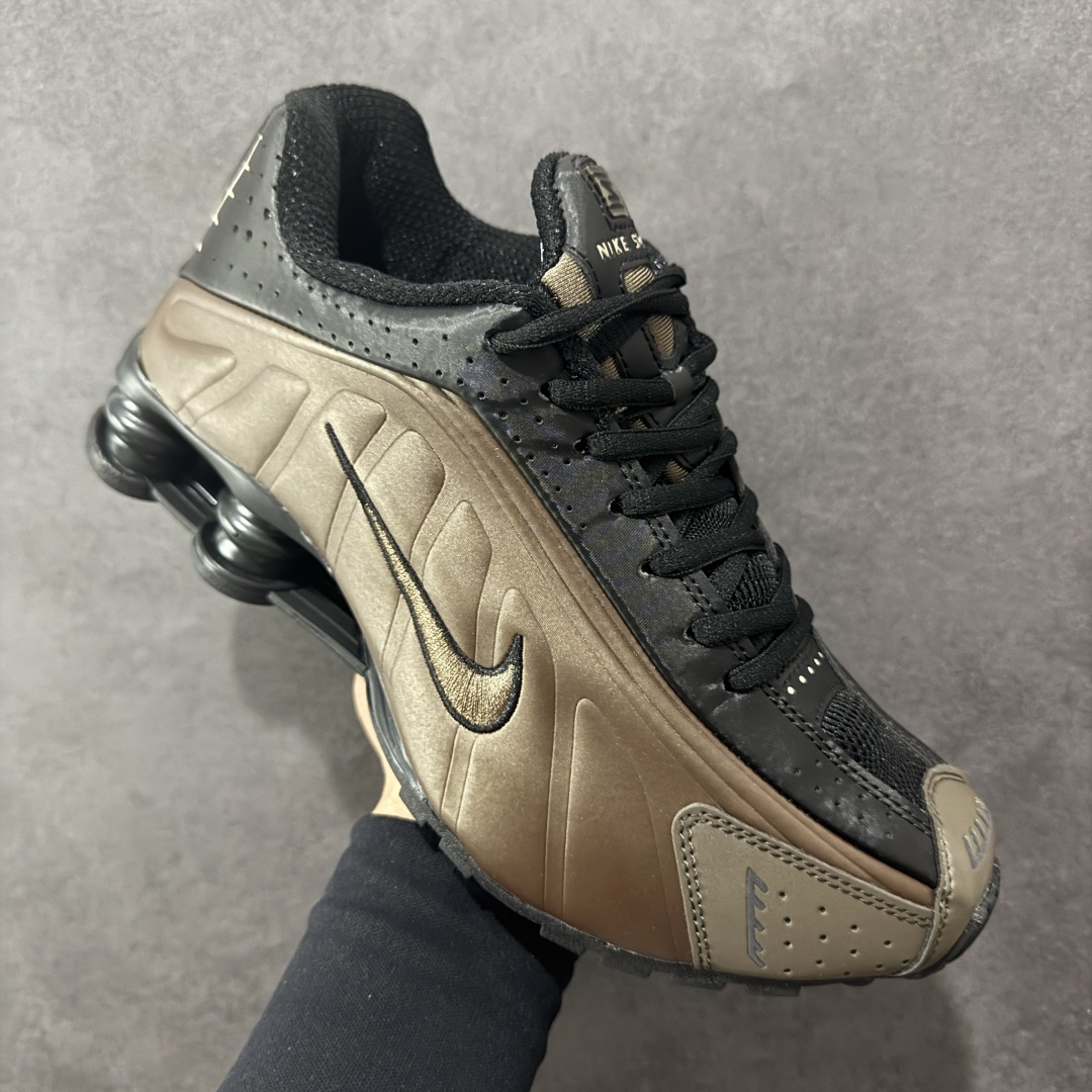 图片[3]-【公司级】Nike Shox OG \”Black Racer Blue\” R4气柱减震器科技前卫超跑慢跑鞋 AR3565-007 男女鞋真标半码制 正确原装数据开发楦型 外置超大气柱大底 金属质感鞋面＋科幻气息十足Nike Shox R4 于 2000 年首次亮相，流线型的鞋身以及外置气柱的设计使它在当时倍受欢迎。此次复刻回归，整体以黑银配色示人，依旧采用经典的皮革材质，鞋身侧面有银色刺绣 Swoosh，相较于 OG 配色的红色气柱，这次采用了黑色气柱进行点缀，更加具有战斗气息。另一双鞋采用白色搭配金属银作为鞋面主色调，搭载纯白色鞋底，辅以橙色点缀细节，透气孔设计的加入，更加完善了上脚的体验感，让这双鞋在穿着舒适的同时也更具时尚感。 尺码：36 36.5 37.5 38 38.5 39 40 40.5 41 42 42.5 43 44 44.5 45-选品中心