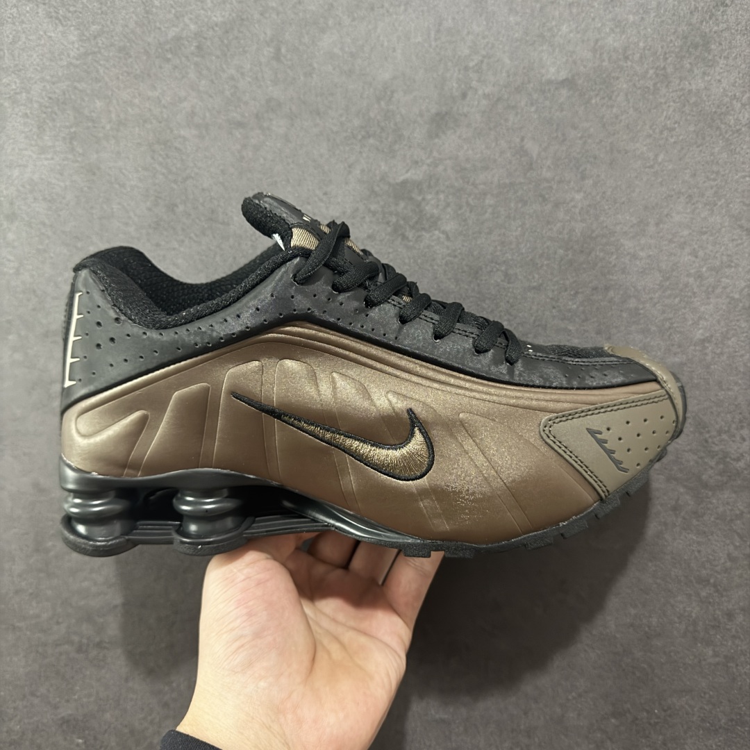 【公司级】Nike Shox OG \”Black Racer Blue\” R4气柱减震器科技前卫超跑慢跑鞋 AR3565-007 男女鞋真标半码制 正确原装数据开发楦型 外置超大气柱大底 金属质感鞋面＋科幻气息十足Nike Shox R4 于 2000 年首次亮相，流线型的鞋身以及外置气柱的设计使它在当时倍受欢迎。此次复刻回归，整体以黑银配色示人，依旧采用经典的皮革材质，鞋身侧面有银色刺绣 Swoosh，相较于 OG 配色的红色气柱，这次采用了黑色气柱进行点缀，更加具有战斗气息。另一双鞋采用白色搭配金属银作为鞋面主色调，搭载纯白色鞋底，辅以橙色点缀细节，透气孔设计的加入，更加完善了上脚的体验感，让这双鞋在穿着舒适的同时也更具时尚感。 尺码：36 36.5 37.5 38 38.5 39 40 40.5 41 42 42.5 43 44 44.5 45-选品中心