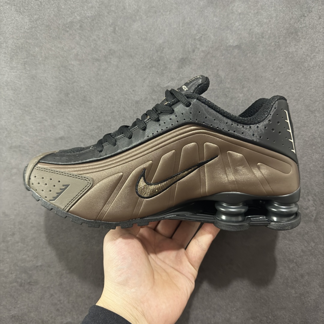 图片[2]-【公司级】Nike Shox OG \”Black Racer Blue\” R4气柱减震器科技前卫超跑慢跑鞋 AR3565-007 男女鞋真标半码制 正确原装数据开发楦型 外置超大气柱大底 金属质感鞋面＋科幻气息十足Nike Shox R4 于 2000 年首次亮相，流线型的鞋身以及外置气柱的设计使它在当时倍受欢迎。此次复刻回归，整体以黑银配色示人，依旧采用经典的皮革材质，鞋身侧面有银色刺绣 Swoosh，相较于 OG 配色的红色气柱，这次采用了黑色气柱进行点缀，更加具有战斗气息。另一双鞋采用白色搭配金属银作为鞋面主色调，搭载纯白色鞋底，辅以橙色点缀细节，透气孔设计的加入，更加完善了上脚的体验感，让这双鞋在穿着舒适的同时也更具时尚感。 尺码：36 36.5 37.5 38 38.5 39 40 40.5 41 42 42.5 43 44 44.5 45-选品中心