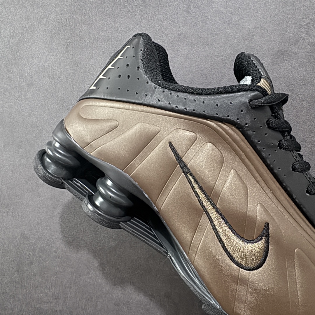 图片[6]-【公司级】Nike Shox OG \”Black Racer Blue\” R4气柱减震器科技前卫超跑慢跑鞋 AR3565-007 男女鞋真标半码制 正确原装数据开发楦型 外置超大气柱大底 金属质感鞋面＋科幻气息十足Nike Shox R4 于 2000 年首次亮相，流线型的鞋身以及外置气柱的设计使它在当时倍受欢迎。此次复刻回归，整体以黑银配色示人，依旧采用经典的皮革材质，鞋身侧面有银色刺绣 Swoosh，相较于 OG 配色的红色气柱，这次采用了黑色气柱进行点缀，更加具有战斗气息。另一双鞋采用白色搭配金属银作为鞋面主色调，搭载纯白色鞋底，辅以橙色点缀细节，透气孔设计的加入，更加完善了上脚的体验感，让这双鞋在穿着舒适的同时也更具时尚感。 尺码：36 36.5 37.5 38 38.5 39 40 40.5 41 42 42.5 43 44 44.5 45-选品中心