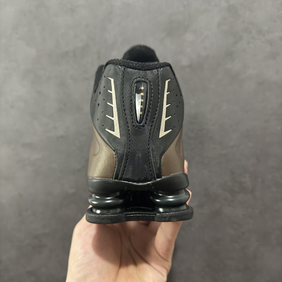 图片[4]-【公司级】Nike Shox OG \”Black Racer Blue\” R4气柱减震器科技前卫超跑慢跑鞋 AR3565-007 男女鞋真标半码制 正确原装数据开发楦型 外置超大气柱大底 金属质感鞋面＋科幻气息十足Nike Shox R4 于 2000 年首次亮相，流线型的鞋身以及外置气柱的设计使它在当时倍受欢迎。此次复刻回归，整体以黑银配色示人，依旧采用经典的皮革材质，鞋身侧面有银色刺绣 Swoosh，相较于 OG 配色的红色气柱，这次采用了黑色气柱进行点缀，更加具有战斗气息。另一双鞋采用白色搭配金属银作为鞋面主色调，搭载纯白色鞋底，辅以橙色点缀细节，透气孔设计的加入，更加完善了上脚的体验感，让这双鞋在穿着舒适的同时也更具时尚感。 尺码：36 36.5 37.5 38 38.5 39 40 40.5 41 42 42.5 43 44 44.5 45-选品中心