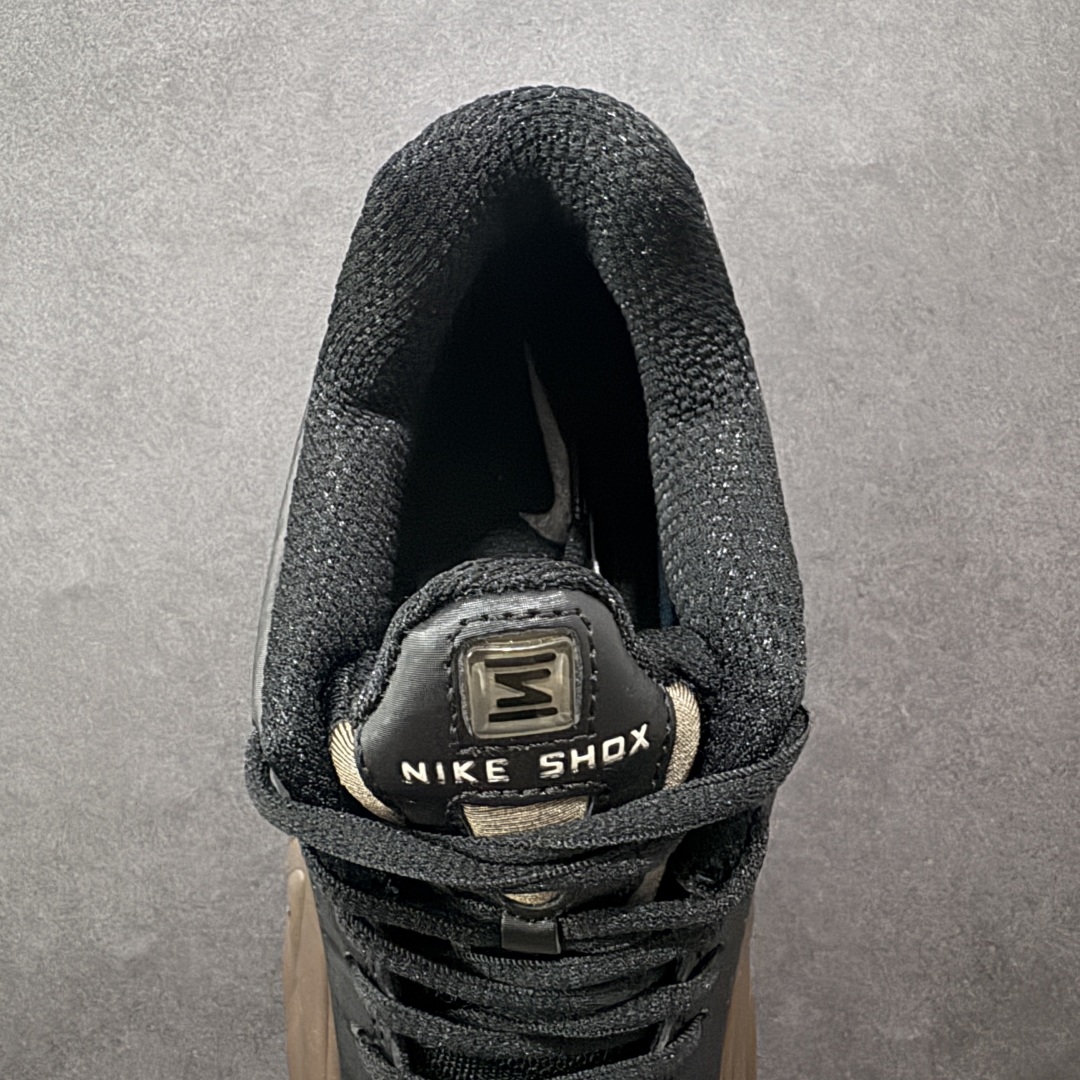 图片[7]-【公司级】Nike Shox OG \”Black Racer Blue\” R4气柱减震器科技前卫超跑慢跑鞋 AR3565-007 男女鞋真标半码制 正确原装数据开发楦型 外置超大气柱大底 金属质感鞋面＋科幻气息十足Nike Shox R4 于 2000 年首次亮相，流线型的鞋身以及外置气柱的设计使它在当时倍受欢迎。此次复刻回归，整体以黑银配色示人，依旧采用经典的皮革材质，鞋身侧面有银色刺绣 Swoosh，相较于 OG 配色的红色气柱，这次采用了黑色气柱进行点缀，更加具有战斗气息。另一双鞋采用白色搭配金属银作为鞋面主色调，搭载纯白色鞋底，辅以橙色点缀细节，透气孔设计的加入，更加完善了上脚的体验感，让这双鞋在穿着舒适的同时也更具时尚感。 尺码：36 36.5 37.5 38 38.5 39 40 40.5 41 42 42.5 43 44 44.5 45-选品中心