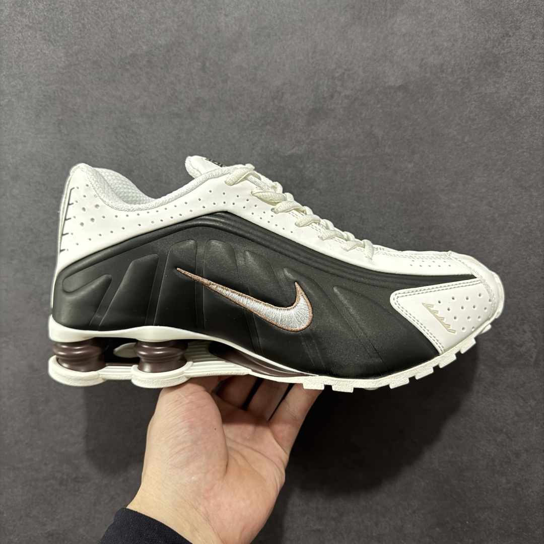 【公司级】Nike Shox OG \”Black Racer Blue\” R4气柱减震器科技前卫超跑慢跑鞋 AR3565-104 男女鞋真标半码制 正确原装数据开发楦型 外置超大气柱大底 金属质感鞋面＋科幻气息十足Nike Shox R4 于 2000 年首次亮相，流线型的鞋身以及外置气柱的设计使它在当时倍受欢迎。此次复刻回归，整体以黑银配色示人，依旧采用经典的皮革材质，鞋身侧面有银色刺绣 Swoosh，相较于 OG 配色的红色气柱，这次采用了黑色气柱进行点缀，更加具有战斗气息。另一双鞋采用白色搭配金属银作为鞋面主色调，搭载纯白色鞋底，辅以橙色点缀细节，透气孔设计的加入，更加完善了上脚的体验感，让这双鞋在穿着舒适的同时也更具时尚感。 尺码：36 36.5 37.5 38 38.5 39 40 40.5 41 42 42.5 43 44 44.5 45-选品中心