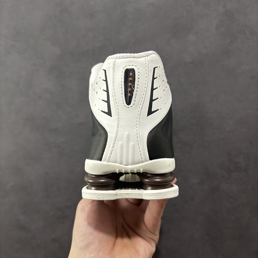 图片[4]-【公司级】Nike Shox OG \”Black Racer Blue\” R4气柱减震器科技前卫超跑慢跑鞋 AR3565-104 男女鞋真标半码制 正确原装数据开发楦型 外置超大气柱大底 金属质感鞋面＋科幻气息十足Nike Shox R4 于 2000 年首次亮相，流线型的鞋身以及外置气柱的设计使它在当时倍受欢迎。此次复刻回归，整体以黑银配色示人，依旧采用经典的皮革材质，鞋身侧面有银色刺绣 Swoosh，相较于 OG 配色的红色气柱，这次采用了黑色气柱进行点缀，更加具有战斗气息。另一双鞋采用白色搭配金属银作为鞋面主色调，搭载纯白色鞋底，辅以橙色点缀细节，透气孔设计的加入，更加完善了上脚的体验感，让这双鞋在穿着舒适的同时也更具时尚感。 尺码：36 36.5 37.5 38 38.5 39 40 40.5 41 42 42.5 43 44 44.5 45-选品中心