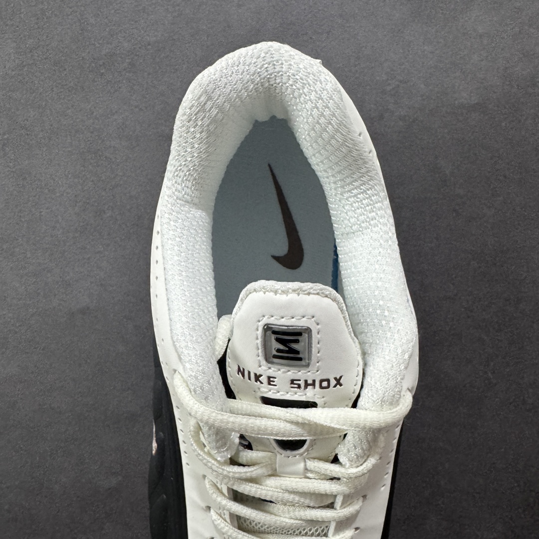图片[7]-【公司级】Nike Shox OG \”Black Racer Blue\” R4气柱减震器科技前卫超跑慢跑鞋 AR3565-104 男女鞋真标半码制 正确原装数据开发楦型 外置超大气柱大底 金属质感鞋面＋科幻气息十足Nike Shox R4 于 2000 年首次亮相，流线型的鞋身以及外置气柱的设计使它在当时倍受欢迎。此次复刻回归，整体以黑银配色示人，依旧采用经典的皮革材质，鞋身侧面有银色刺绣 Swoosh，相较于 OG 配色的红色气柱，这次采用了黑色气柱进行点缀，更加具有战斗气息。另一双鞋采用白色搭配金属银作为鞋面主色调，搭载纯白色鞋底，辅以橙色点缀细节，透气孔设计的加入，更加完善了上脚的体验感，让这双鞋在穿着舒适的同时也更具时尚感。 尺码：36 36.5 37.5 38 38.5 39 40 40.5 41 42 42.5 43 44 44.5 45-选品中心