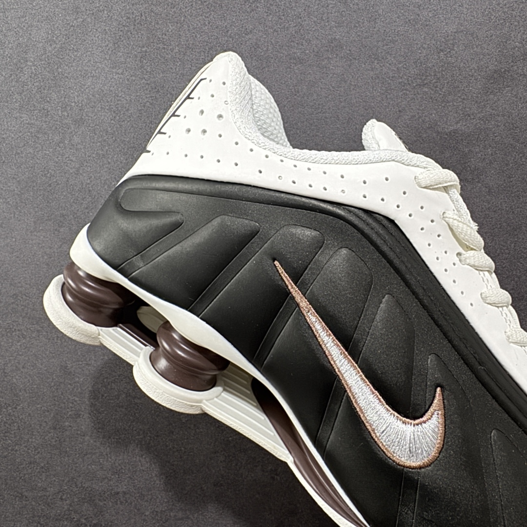 图片[6]-【公司级】Nike Shox OG \”Black Racer Blue\” R4气柱减震器科技前卫超跑慢跑鞋 AR3565-104 男女鞋真标半码制 正确原装数据开发楦型 外置超大气柱大底 金属质感鞋面＋科幻气息十足Nike Shox R4 于 2000 年首次亮相，流线型的鞋身以及外置气柱的设计使它在当时倍受欢迎。此次复刻回归，整体以黑银配色示人，依旧采用经典的皮革材质，鞋身侧面有银色刺绣 Swoosh，相较于 OG 配色的红色气柱，这次采用了黑色气柱进行点缀，更加具有战斗气息。另一双鞋采用白色搭配金属银作为鞋面主色调，搭载纯白色鞋底，辅以橙色点缀细节，透气孔设计的加入，更加完善了上脚的体验感，让这双鞋在穿着舒适的同时也更具时尚感。 尺码：36 36.5 37.5 38 38.5 39 40 40.5 41 42 42.5 43 44 44.5 45-选品中心