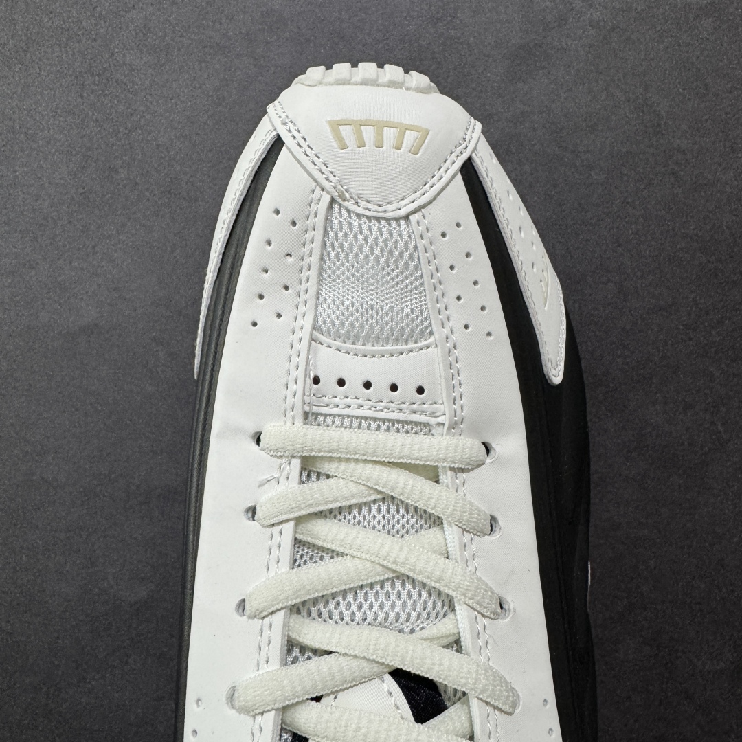 图片[8]-【公司级】Nike Shox OG \”Black Racer Blue\” R4气柱减震器科技前卫超跑慢跑鞋 AR3565-104 男女鞋真标半码制 正确原装数据开发楦型 外置超大气柱大底 金属质感鞋面＋科幻气息十足Nike Shox R4 于 2000 年首次亮相，流线型的鞋身以及外置气柱的设计使它在当时倍受欢迎。此次复刻回归，整体以黑银配色示人，依旧采用经典的皮革材质，鞋身侧面有银色刺绣 Swoosh，相较于 OG 配色的红色气柱，这次采用了黑色气柱进行点缀，更加具有战斗气息。另一双鞋采用白色搭配金属银作为鞋面主色调，搭载纯白色鞋底，辅以橙色点缀细节，透气孔设计的加入，更加完善了上脚的体验感，让这双鞋在穿着舒适的同时也更具时尚感。 尺码：36 36.5 37.5 38 38.5 39 40 40.5 41 42 42.5 43 44 44.5 45-选品中心