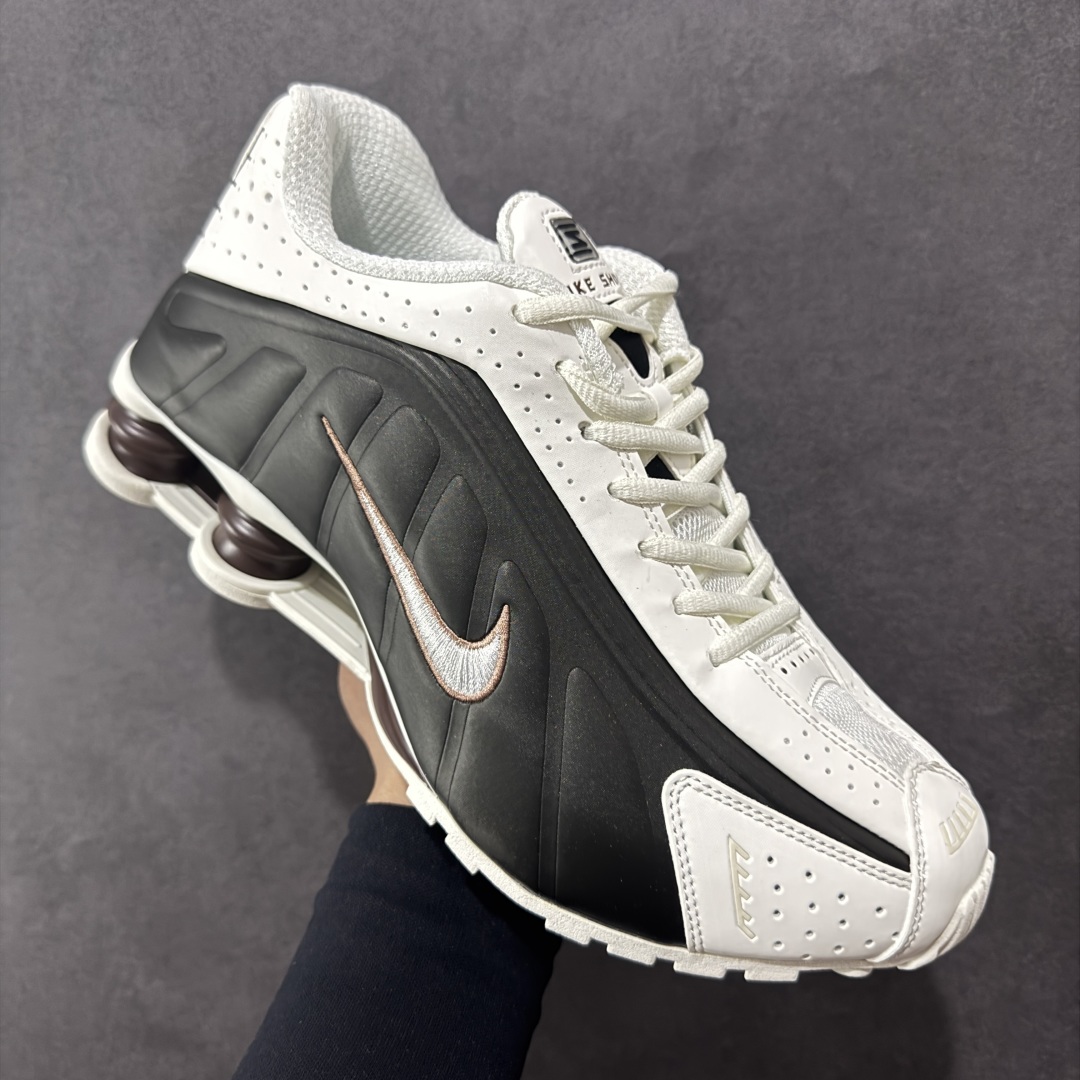 图片[3]-【公司级】Nike Shox OG \”Black Racer Blue\” R4气柱减震器科技前卫超跑慢跑鞋 AR3565-104 男女鞋真标半码制 正确原装数据开发楦型 外置超大气柱大底 金属质感鞋面＋科幻气息十足Nike Shox R4 于 2000 年首次亮相，流线型的鞋身以及外置气柱的设计使它在当时倍受欢迎。此次复刻回归，整体以黑银配色示人，依旧采用经典的皮革材质，鞋身侧面有银色刺绣 Swoosh，相较于 OG 配色的红色气柱，这次采用了黑色气柱进行点缀，更加具有战斗气息。另一双鞋采用白色搭配金属银作为鞋面主色调，搭载纯白色鞋底，辅以橙色点缀细节，透气孔设计的加入，更加完善了上脚的体验感，让这双鞋在穿着舒适的同时也更具时尚感。 尺码：36 36.5 37.5 38 38.5 39 40 40.5 41 42 42.5 43 44 44.5 45-选品中心