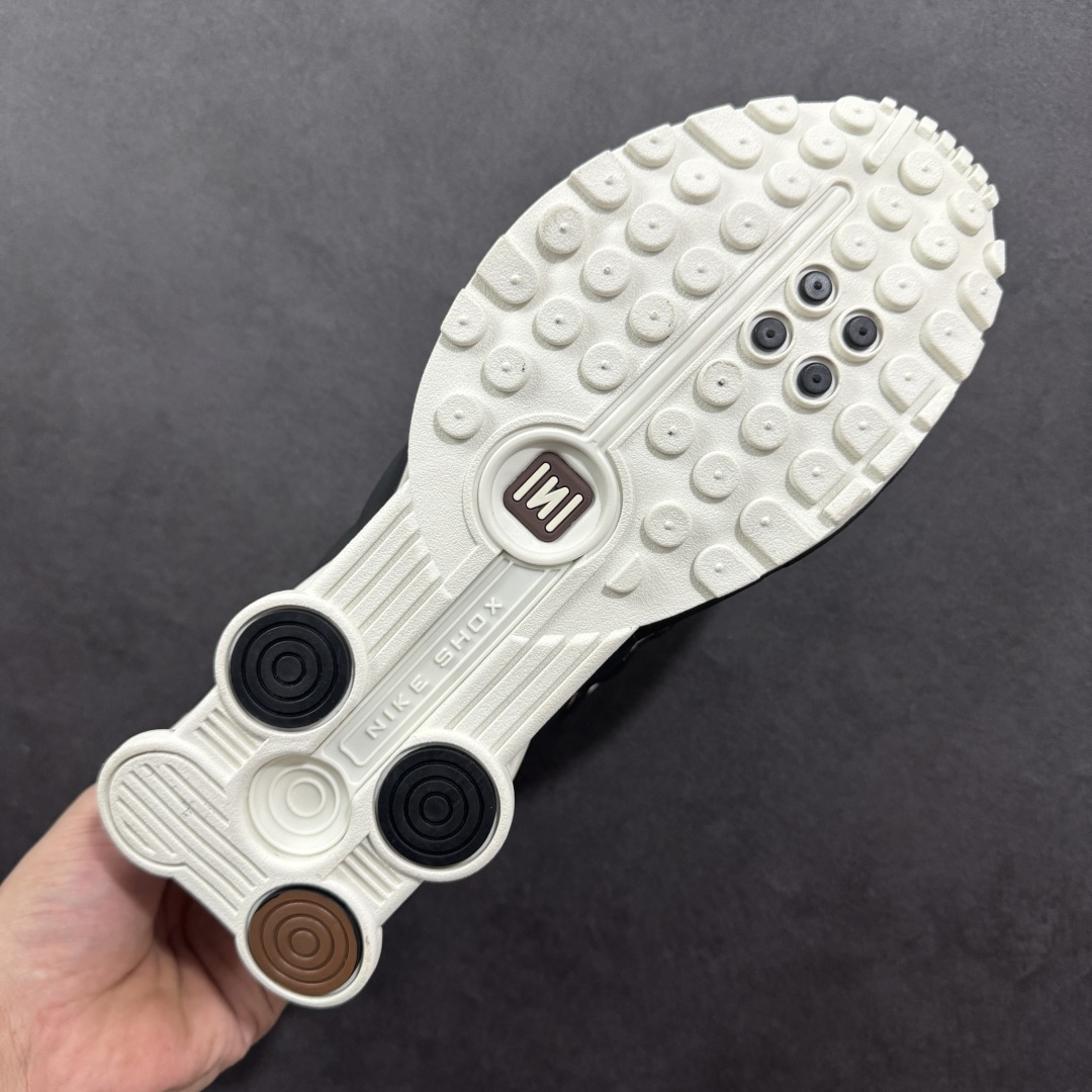 图片[9]-【公司级】Nike Shox OG \”Black Racer Blue\” R4气柱减震器科技前卫超跑慢跑鞋 AR3565-104 男女鞋真标半码制 正确原装数据开发楦型 外置超大气柱大底 金属质感鞋面＋科幻气息十足Nike Shox R4 于 2000 年首次亮相，流线型的鞋身以及外置气柱的设计使它在当时倍受欢迎。此次复刻回归，整体以黑银配色示人，依旧采用经典的皮革材质，鞋身侧面有银色刺绣 Swoosh，相较于 OG 配色的红色气柱，这次采用了黑色气柱进行点缀，更加具有战斗气息。另一双鞋采用白色搭配金属银作为鞋面主色调，搭载纯白色鞋底，辅以橙色点缀细节，透气孔设计的加入，更加完善了上脚的体验感，让这双鞋在穿着舒适的同时也更具时尚感。 尺码：36 36.5 37.5 38 38.5 39 40 40.5 41 42 42.5 43 44 44.5 45-选品中心