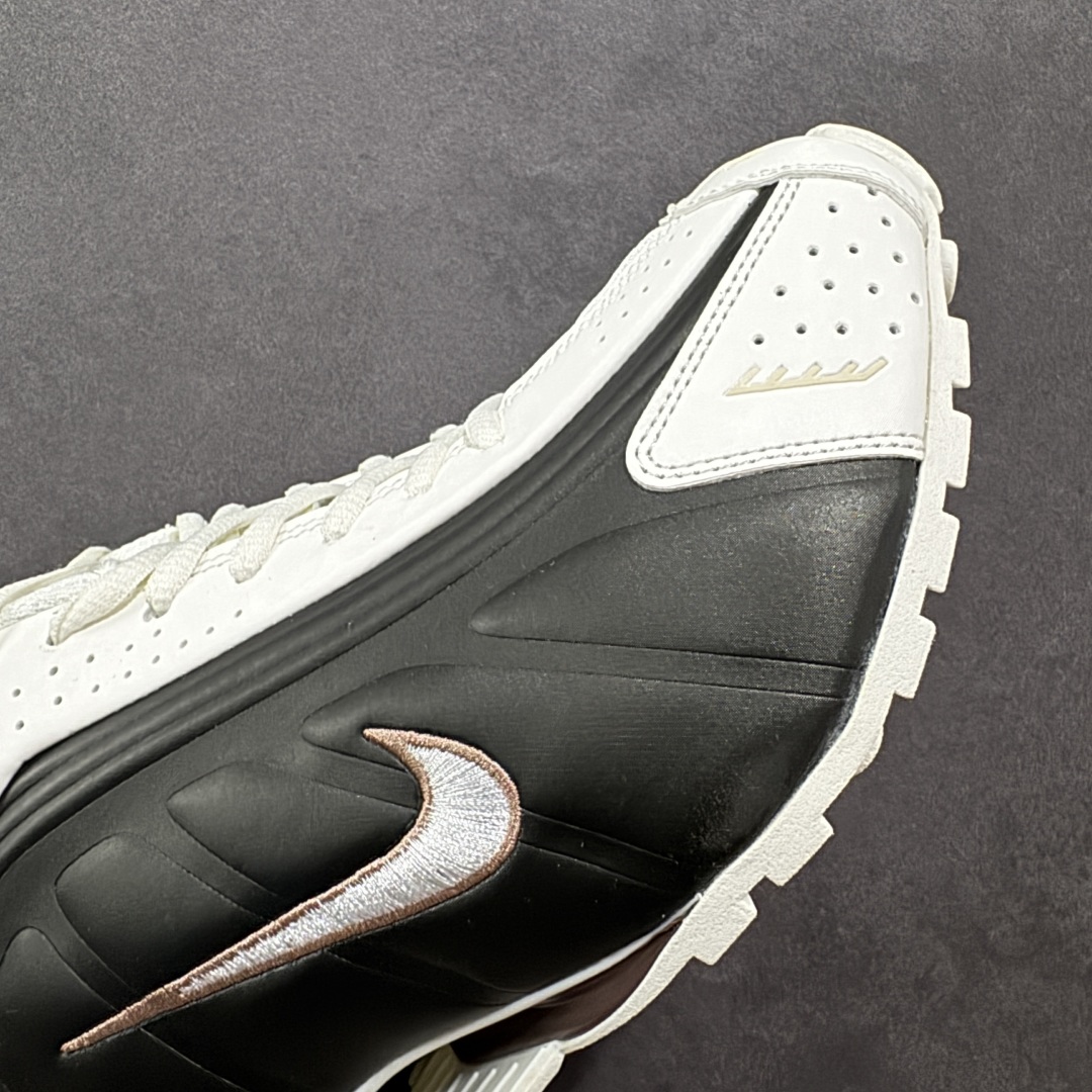 图片[5]-【公司级】Nike Shox OG \”Black Racer Blue\” R4气柱减震器科技前卫超跑慢跑鞋 AR3565-104 男女鞋真标半码制 正确原装数据开发楦型 外置超大气柱大底 金属质感鞋面＋科幻气息十足Nike Shox R4 于 2000 年首次亮相，流线型的鞋身以及外置气柱的设计使它在当时倍受欢迎。此次复刻回归，整体以黑银配色示人，依旧采用经典的皮革材质，鞋身侧面有银色刺绣 Swoosh，相较于 OG 配色的红色气柱，这次采用了黑色气柱进行点缀，更加具有战斗气息。另一双鞋采用白色搭配金属银作为鞋面主色调，搭载纯白色鞋底，辅以橙色点缀细节，透气孔设计的加入，更加完善了上脚的体验感，让这双鞋在穿着舒适的同时也更具时尚感。 尺码：36 36.5 37.5 38 38.5 39 40 40.5 41 42 42.5 43 44 44.5 45-选品中心