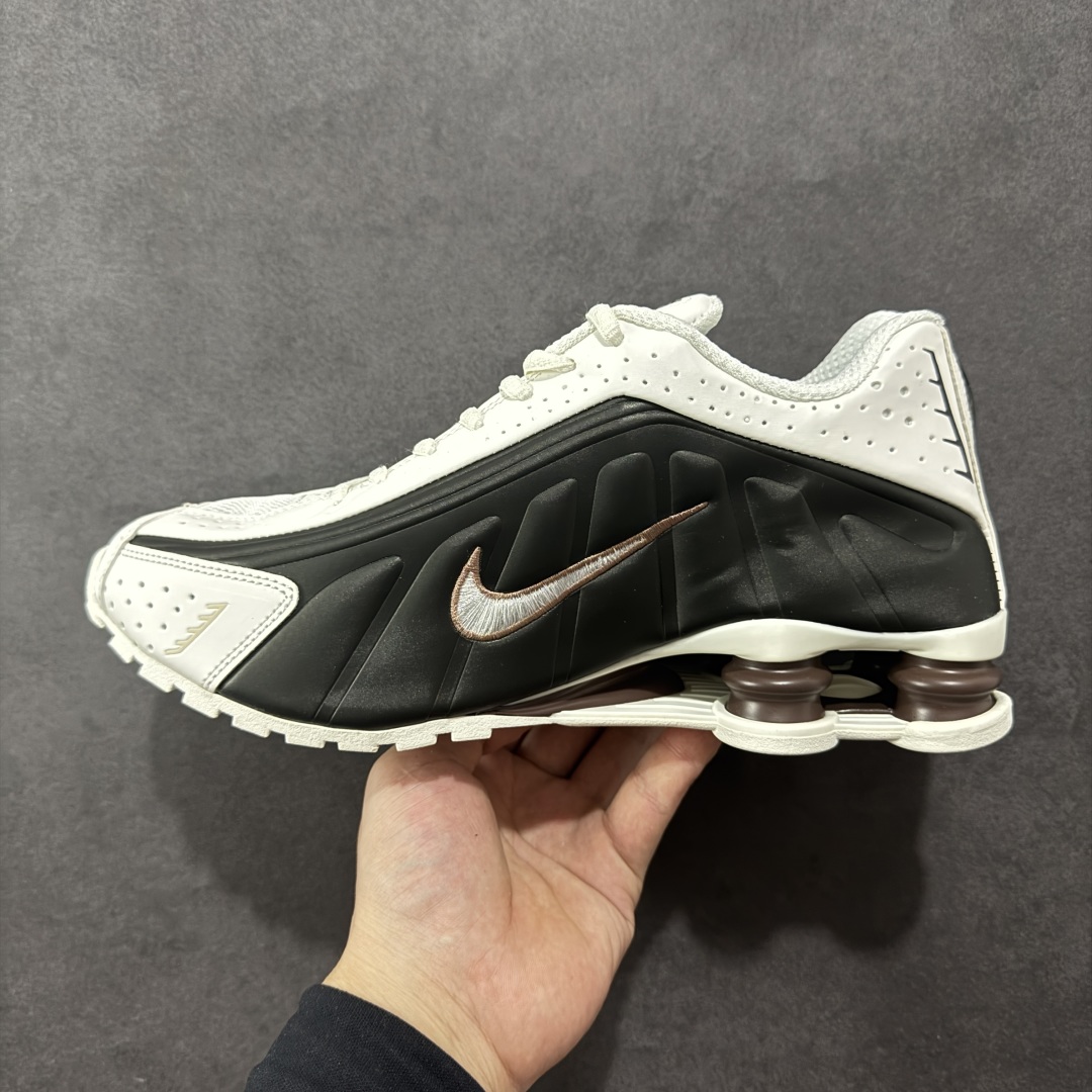 图片[2]-【公司级】Nike Shox OG \”Black Racer Blue\” R4气柱减震器科技前卫超跑慢跑鞋 AR3565-104 男女鞋真标半码制 正确原装数据开发楦型 外置超大气柱大底 金属质感鞋面＋科幻气息十足Nike Shox R4 于 2000 年首次亮相，流线型的鞋身以及外置气柱的设计使它在当时倍受欢迎。此次复刻回归，整体以黑银配色示人，依旧采用经典的皮革材质，鞋身侧面有银色刺绣 Swoosh，相较于 OG 配色的红色气柱，这次采用了黑色气柱进行点缀，更加具有战斗气息。另一双鞋采用白色搭配金属银作为鞋面主色调，搭载纯白色鞋底，辅以橙色点缀细节，透气孔设计的加入，更加完善了上脚的体验感，让这双鞋在穿着舒适的同时也更具时尚感。 尺码：36 36.5 37.5 38 38.5 39 40 40.5 41 42 42.5 43 44 44.5 45-选品中心