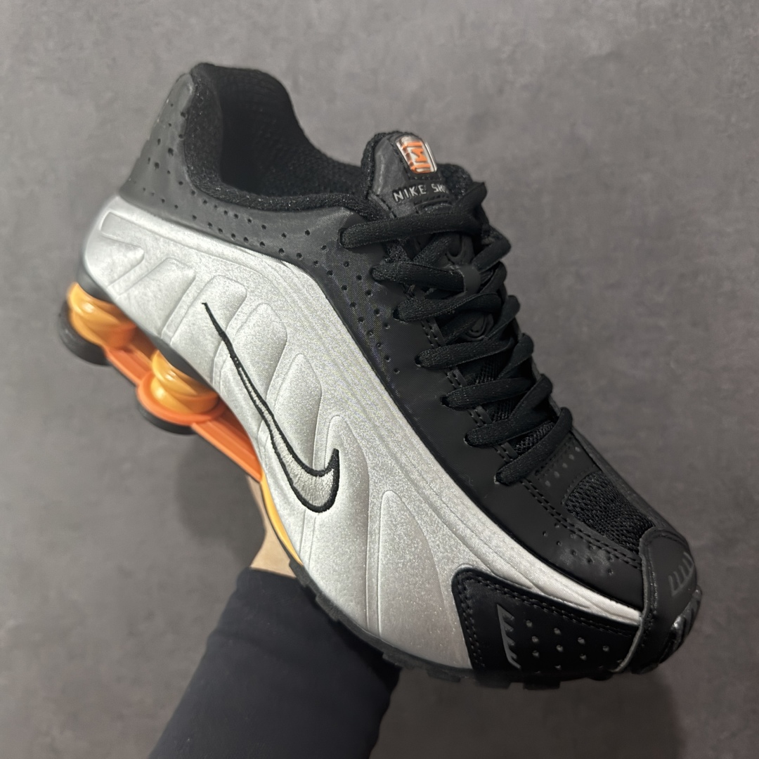 图片[3]-【公司级】Nike Shox OG \”Black Racer Blue\” R4气柱减震器科技前卫超跑慢跑鞋 HQ1988-003 男女鞋真标半码制 正确原装数据开发楦型 外置超大气柱大底 金属质感鞋面＋科幻气息十足Nike Shox R4 于 2000 年首次亮相，流线型的鞋身以及外置气柱的设计使它在当时倍受欢迎。此次复刻回归，整体以黑银配色示人，依旧采用经典的皮革材质，鞋身侧面有银色刺绣 Swoosh，相较于 OG 配色的红色气柱，这次采用了黑色气柱进行点缀，更加具有战斗气息。另一双鞋采用白色搭配金属银作为鞋面主色调，搭载纯白色鞋底，辅以橙色点缀细节，透气孔设计的加入，更加完善了上脚的体验感，让这双鞋在穿着舒适的同时也更具时尚感。 尺码：36 36.5 37.5 38 38.5 39 40 40.5 41 42 42.5 43 44 44.5 45-选品中心