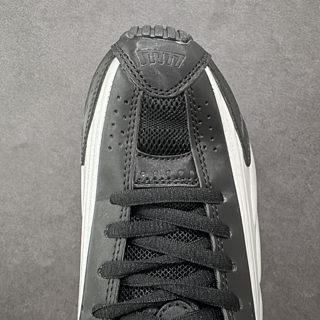 图片[8]-【公司级】Nike Shox OG \”Black Racer Blue\” R4气柱减震器科技前卫超跑慢跑鞋 HQ1988-003 男女鞋真标半码制 正确原装数据开发楦型 外置超大气柱大底 金属质感鞋面＋科幻气息十足Nike Shox R4 于 2000 年首次亮相，流线型的鞋身以及外置气柱的设计使它在当时倍受欢迎。此次复刻回归，整体以黑银配色示人，依旧采用经典的皮革材质，鞋身侧面有银色刺绣 Swoosh，相较于 OG 配色的红色气柱，这次采用了黑色气柱进行点缀，更加具有战斗气息。另一双鞋采用白色搭配金属银作为鞋面主色调，搭载纯白色鞋底，辅以橙色点缀细节，透气孔设计的加入，更加完善了上脚的体验感，让这双鞋在穿着舒适的同时也更具时尚感。 尺码：36 36.5 37.5 38 38.5 39 40 40.5 41 42 42.5 43 44 44.5 45-选品中心