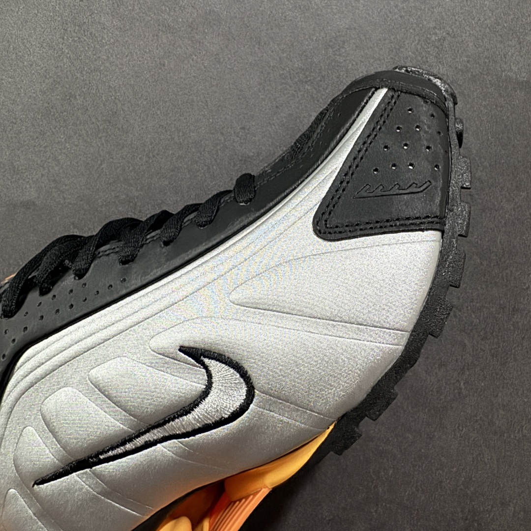 图片[5]-【公司级】Nike Shox OG \”Black Racer Blue\” R4气柱减震器科技前卫超跑慢跑鞋 HQ1988-003 男女鞋真标半码制 正确原装数据开发楦型 外置超大气柱大底 金属质感鞋面＋科幻气息十足Nike Shox R4 于 2000 年首次亮相，流线型的鞋身以及外置气柱的设计使它在当时倍受欢迎。此次复刻回归，整体以黑银配色示人，依旧采用经典的皮革材质，鞋身侧面有银色刺绣 Swoosh，相较于 OG 配色的红色气柱，这次采用了黑色气柱进行点缀，更加具有战斗气息。另一双鞋采用白色搭配金属银作为鞋面主色调，搭载纯白色鞋底，辅以橙色点缀细节，透气孔设计的加入，更加完善了上脚的体验感，让这双鞋在穿着舒适的同时也更具时尚感。 尺码：36 36.5 37.5 38 38.5 39 40 40.5 41 42 42.5 43 44 44.5 45-选品中心
