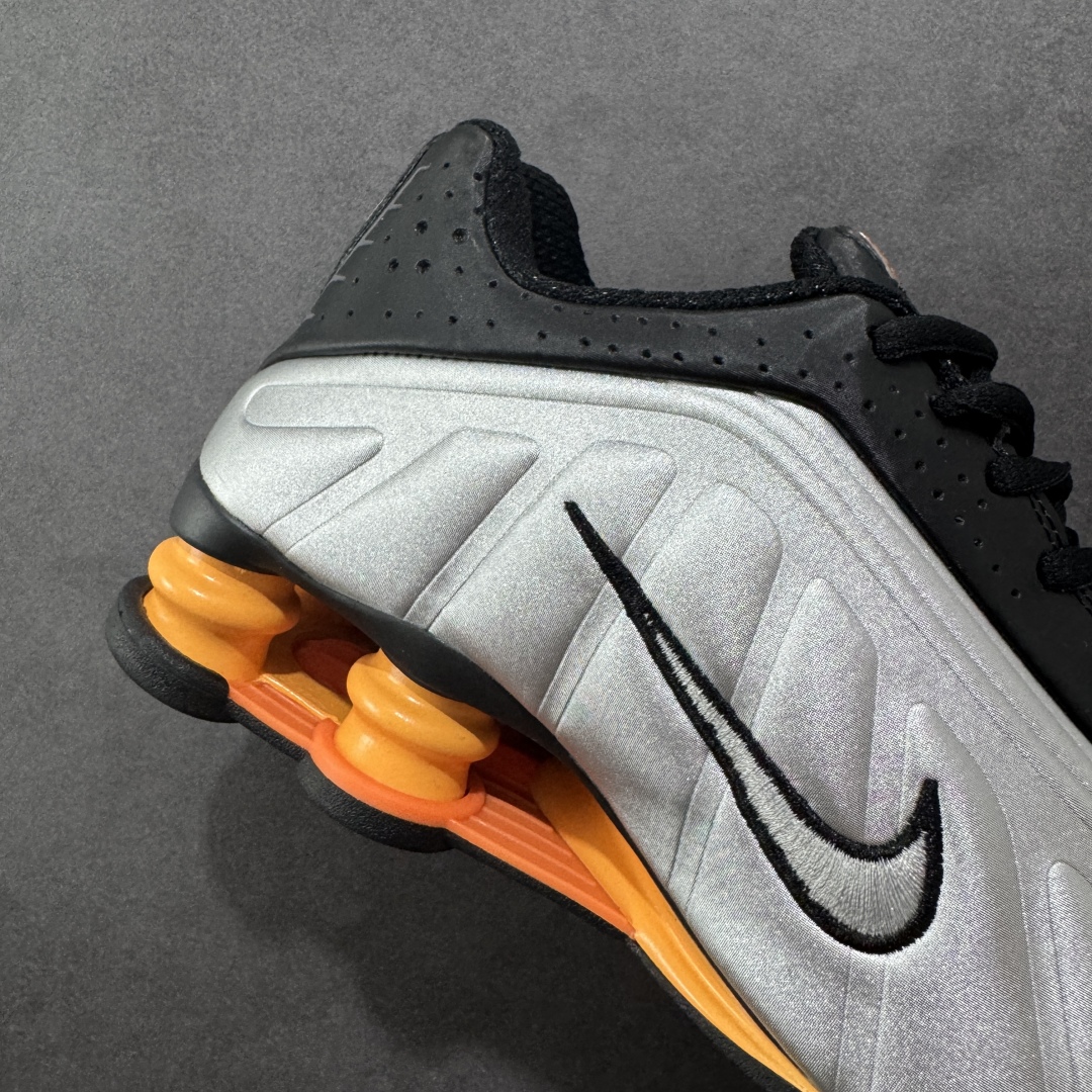 图片[6]-【公司级】Nike Shox OG \”Black Racer Blue\” R4气柱减震器科技前卫超跑慢跑鞋 HQ1988-003 男女鞋真标半码制 正确原装数据开发楦型 外置超大气柱大底 金属质感鞋面＋科幻气息十足Nike Shox R4 于 2000 年首次亮相，流线型的鞋身以及外置气柱的设计使它在当时倍受欢迎。此次复刻回归，整体以黑银配色示人，依旧采用经典的皮革材质，鞋身侧面有银色刺绣 Swoosh，相较于 OG 配色的红色气柱，这次采用了黑色气柱进行点缀，更加具有战斗气息。另一双鞋采用白色搭配金属银作为鞋面主色调，搭载纯白色鞋底，辅以橙色点缀细节，透气孔设计的加入，更加完善了上脚的体验感，让这双鞋在穿着舒适的同时也更具时尚感。 尺码：36 36.5 37.5 38 38.5 39 40 40.5 41 42 42.5 43 44 44.5 45-选品中心