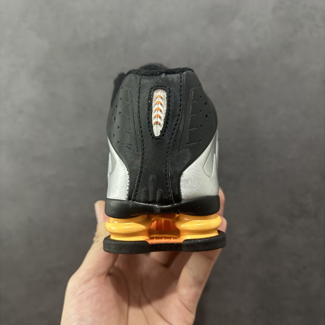 图片[4]-【公司级】Nike Shox OG \”Black Racer Blue\” R4气柱减震器科技前卫超跑慢跑鞋 HQ1988-003 男女鞋真标半码制 正确原装数据开发楦型 外置超大气柱大底 金属质感鞋面＋科幻气息十足Nike Shox R4 于 2000 年首次亮相，流线型的鞋身以及外置气柱的设计使它在当时倍受欢迎。此次复刻回归，整体以黑银配色示人，依旧采用经典的皮革材质，鞋身侧面有银色刺绣 Swoosh，相较于 OG 配色的红色气柱，这次采用了黑色气柱进行点缀，更加具有战斗气息。另一双鞋采用白色搭配金属银作为鞋面主色调，搭载纯白色鞋底，辅以橙色点缀细节，透气孔设计的加入，更加完善了上脚的体验感，让这双鞋在穿着舒适的同时也更具时尚感。 尺码：36 36.5 37.5 38 38.5 39 40 40.5 41 42 42.5 43 44 44.5 45-选品中心
