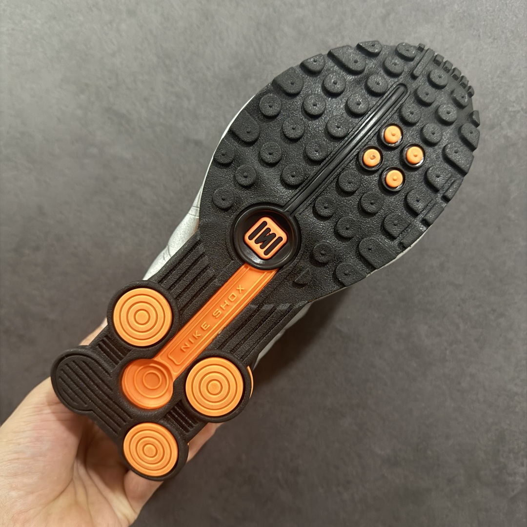 图片[9]-【公司级】Nike Shox OG \”Black Racer Blue\” R4气柱减震器科技前卫超跑慢跑鞋 HQ1988-003 男女鞋真标半码制 正确原装数据开发楦型 外置超大气柱大底 金属质感鞋面＋科幻气息十足Nike Shox R4 于 2000 年首次亮相，流线型的鞋身以及外置气柱的设计使它在当时倍受欢迎。此次复刻回归，整体以黑银配色示人，依旧采用经典的皮革材质，鞋身侧面有银色刺绣 Swoosh，相较于 OG 配色的红色气柱，这次采用了黑色气柱进行点缀，更加具有战斗气息。另一双鞋采用白色搭配金属银作为鞋面主色调，搭载纯白色鞋底，辅以橙色点缀细节，透气孔设计的加入，更加完善了上脚的体验感，让这双鞋在穿着舒适的同时也更具时尚感。 尺码：36 36.5 37.5 38 38.5 39 40 40.5 41 42 42.5 43 44 44.5 45-选品中心