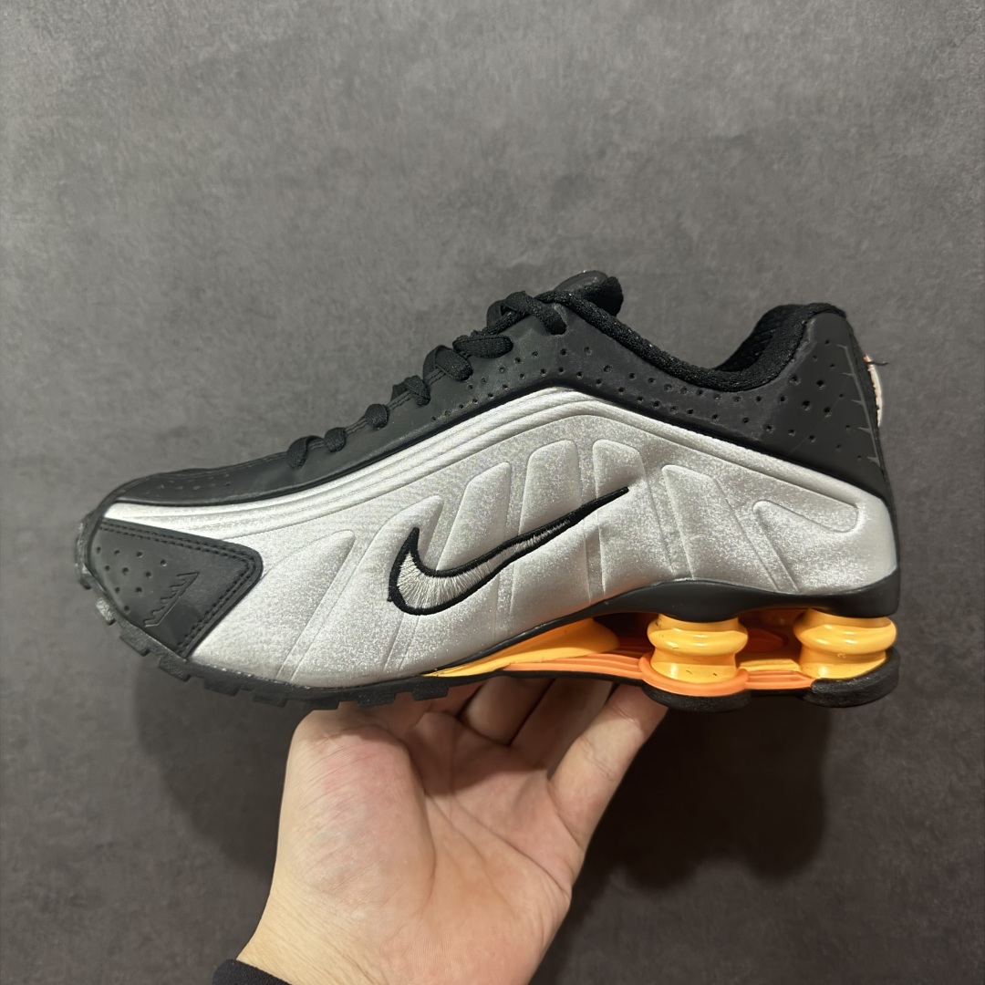 图片[2]-【公司级】Nike Shox OG \”Black Racer Blue\” R4气柱减震器科技前卫超跑慢跑鞋 HQ1988-003 男女鞋真标半码制 正确原装数据开发楦型 外置超大气柱大底 金属质感鞋面＋科幻气息十足Nike Shox R4 于 2000 年首次亮相，流线型的鞋身以及外置气柱的设计使它在当时倍受欢迎。此次复刻回归，整体以黑银配色示人，依旧采用经典的皮革材质，鞋身侧面有银色刺绣 Swoosh，相较于 OG 配色的红色气柱，这次采用了黑色气柱进行点缀，更加具有战斗气息。另一双鞋采用白色搭配金属银作为鞋面主色调，搭载纯白色鞋底，辅以橙色点缀细节，透气孔设计的加入，更加完善了上脚的体验感，让这双鞋在穿着舒适的同时也更具时尚感。 尺码：36 36.5 37.5 38 38.5 39 40 40.5 41 42 42.5 43 44 44.5 45-选品中心