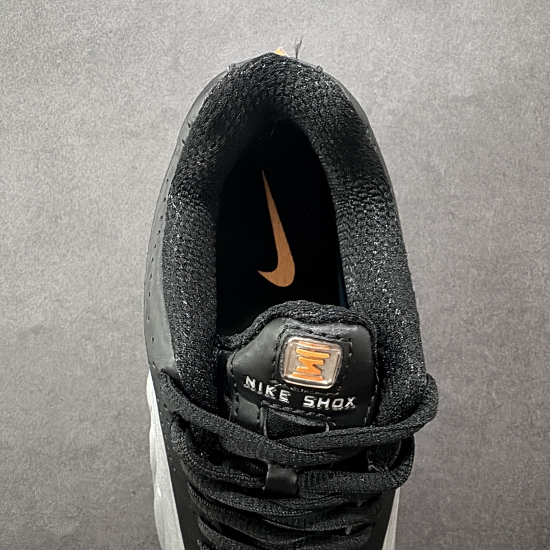图片[7]-【公司级】Nike Shox OG \”Black Racer Blue\” R4气柱减震器科技前卫超跑慢跑鞋 HQ1988-003 男女鞋真标半码制 正确原装数据开发楦型 外置超大气柱大底 金属质感鞋面＋科幻气息十足Nike Shox R4 于 2000 年首次亮相，流线型的鞋身以及外置气柱的设计使它在当时倍受欢迎。此次复刻回归，整体以黑银配色示人，依旧采用经典的皮革材质，鞋身侧面有银色刺绣 Swoosh，相较于 OG 配色的红色气柱，这次采用了黑色气柱进行点缀，更加具有战斗气息。另一双鞋采用白色搭配金属银作为鞋面主色调，搭载纯白色鞋底，辅以橙色点缀细节，透气孔设计的加入，更加完善了上脚的体验感，让这双鞋在穿着舒适的同时也更具时尚感。 尺码：36 36.5 37.5 38 38.5 39 40 40.5 41 42 42.5 43 44 44.5 45-选品中心