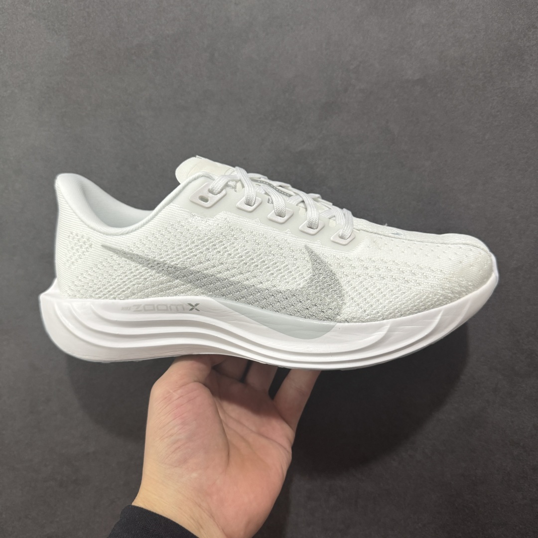 【RS纯原】Nike Pegasus Plus 超级飞马系列马拉松跑步鞋 FQ7262-102 平台专供 充正品质 之前未流通市场版本 内里嵌入定型海绵 中底搭载前Zoom+全掌React配置 全部原鞋开发打造 所有细节全部同步原版 全新一代拥有 Zoom Air 一如既往的稳定感和流畅感 鞋面采用工程网眼设计 为特定高热区域营造出色透气性 进一步增加鞋面的穿孔数量 让足部能够快速散热 中足搭配 Flywire 飞线 在高速运动时营造舒适稳定的贴合感 内置Zoon气垫加持 动力十足！ 尺码：36 36.5 37.5 38 38.5 39 40 40.5 41 42 42.5 43 44 44.5 45-选品中心