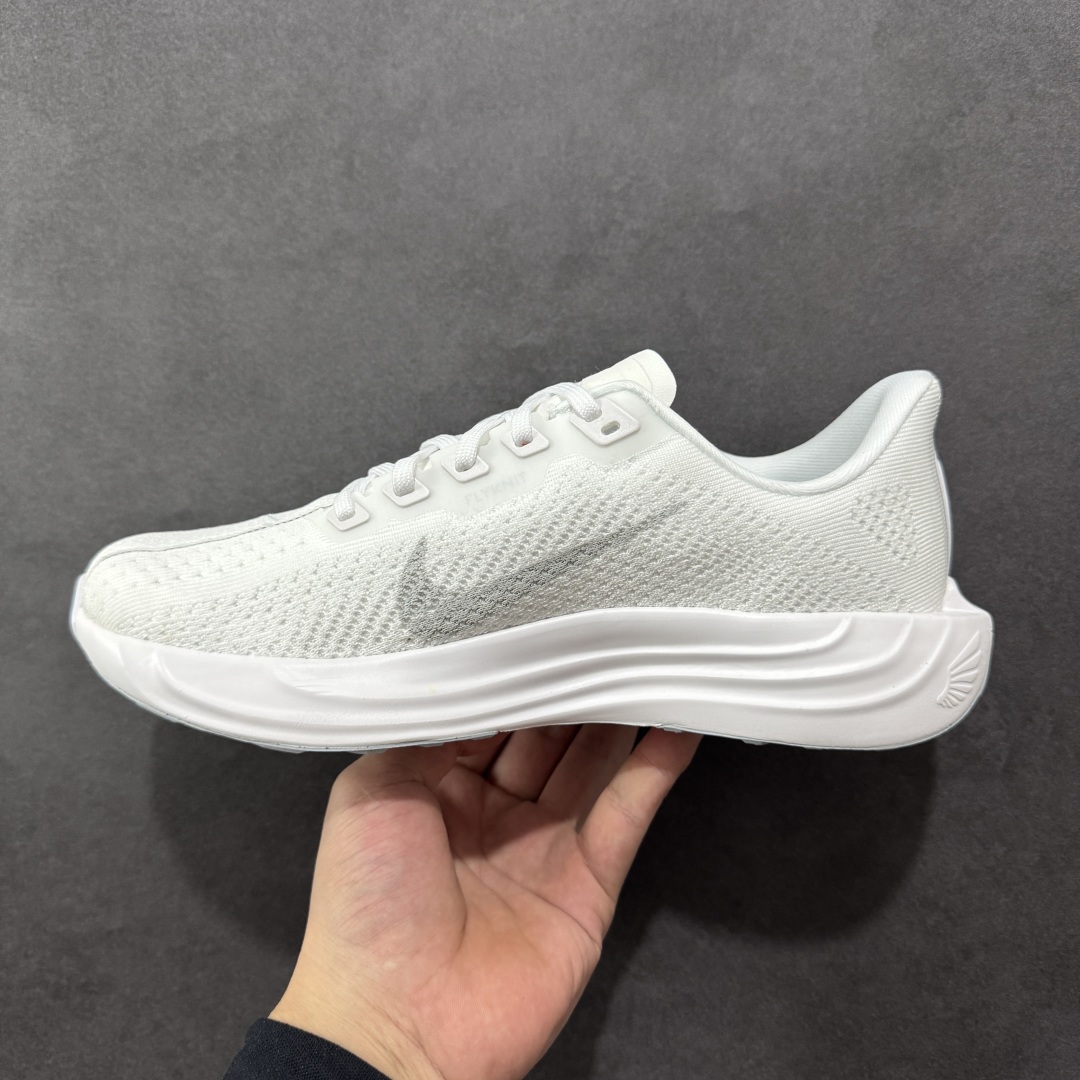 图片[2]-【RS纯原】Nike Pegasus Plus 超级飞马系列马拉松跑步鞋 FQ7262-102 平台专供 充正品质 之前未流通市场版本 内里嵌入定型海绵 中底搭载前Zoom+全掌React配置 全部原鞋开发打造 所有细节全部同步原版 全新一代拥有 Zoom Air 一如既往的稳定感和流畅感 鞋面采用工程网眼设计 为特定高热区域营造出色透气性 进一步增加鞋面的穿孔数量 让足部能够快速散热 中足搭配 Flywire 飞线 在高速运动时营造舒适稳定的贴合感 内置Zoon气垫加持 动力十足！ 尺码：36 36.5 37.5 38 38.5 39 40 40.5 41 42 42.5 43 44 44.5 45-选品中心