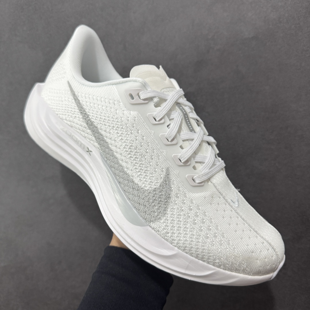 图片[3]-【RS纯原】Nike Pegasus Plus 超级飞马系列马拉松跑步鞋 FQ7262-102 平台专供 充正品质 之前未流通市场版本 内里嵌入定型海绵 中底搭载前Zoom+全掌React配置 全部原鞋开发打造 所有细节全部同步原版 全新一代拥有 Zoom Air 一如既往的稳定感和流畅感 鞋面采用工程网眼设计 为特定高热区域营造出色透气性 进一步增加鞋面的穿孔数量 让足部能够快速散热 中足搭配 Flywire 飞线 在高速运动时营造舒适稳定的贴合感 内置Zoon气垫加持 动力十足！ 尺码：36 36.5 37.5 38 38.5 39 40 40.5 41 42 42.5 43 44 44.5 45-选品中心