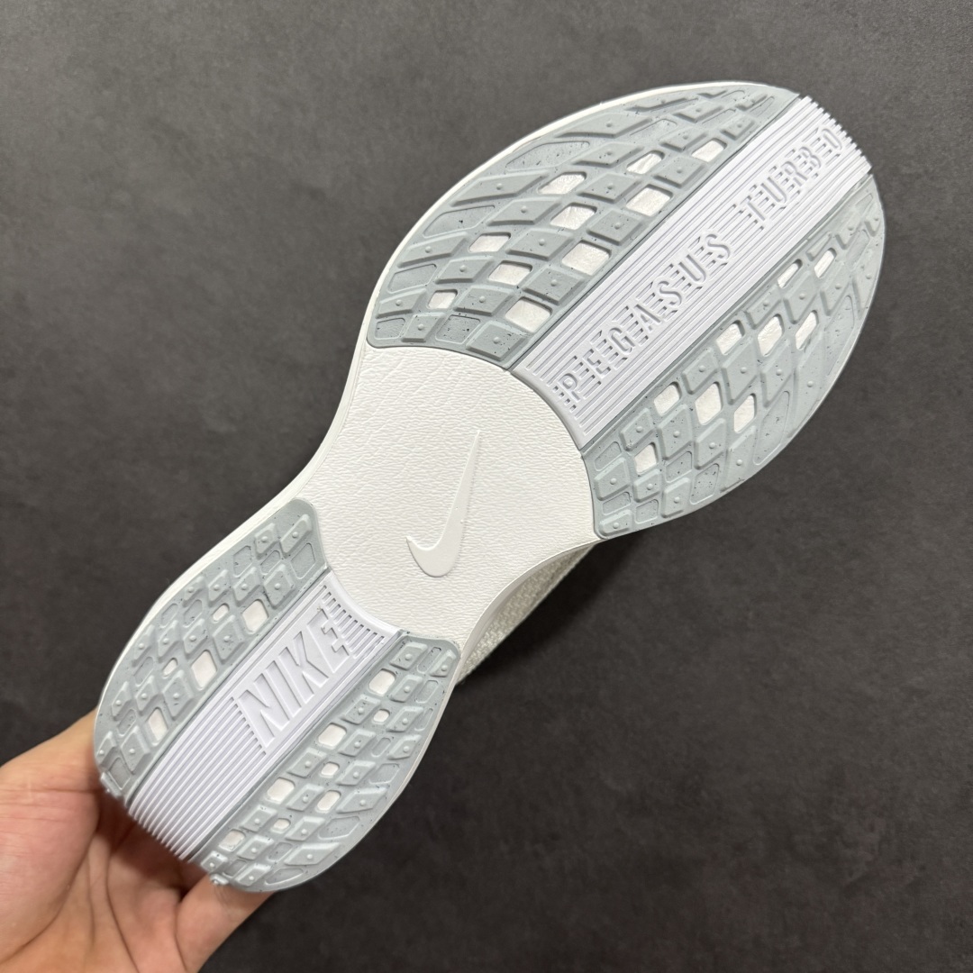 图片[9]-【RS纯原】Nike Pegasus Plus 超级飞马系列马拉松跑步鞋 FQ7262-102 平台专供 充正品质 之前未流通市场版本 内里嵌入定型海绵 中底搭载前Zoom+全掌React配置 全部原鞋开发打造 所有细节全部同步原版 全新一代拥有 Zoom Air 一如既往的稳定感和流畅感 鞋面采用工程网眼设计 为特定高热区域营造出色透气性 进一步增加鞋面的穿孔数量 让足部能够快速散热 中足搭配 Flywire 飞线 在高速运动时营造舒适稳定的贴合感 内置Zoon气垫加持 动力十足！ 尺码：36 36.5 37.5 38 38.5 39 40 40.5 41 42 42.5 43 44 44.5 45-选品中心