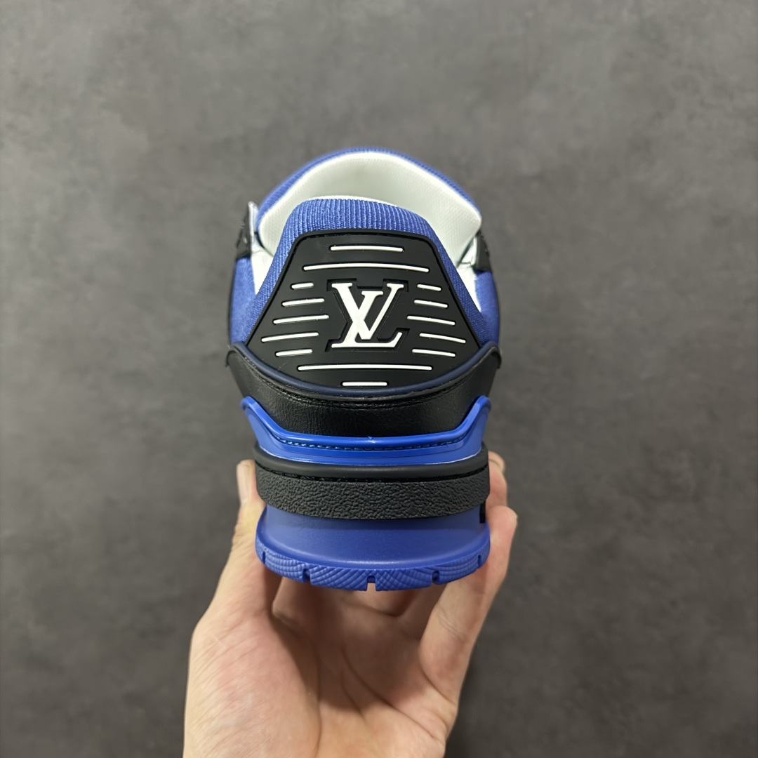 图片[4]-【广东版本】LV TARINE路易威登 驴牌 L家情侣款 休闲 运动鞋 滑板鞋 原版购入开发 路易威登 LV Trainer 运动鞋，延续 Virgil Abloh 基于复古篮球鞋创作的经典设计。牛皮革鞋面融入 Craggy Monogram 压纹和路易威登标识，展现 Tyler 对 Monogram 图案和品牌元素的趣味重构 配送专柜精美包装🛍📦 ▪️面料： 原版定制头层牛皮 ▪️内里： 原版定制透气网里 ▪️大底： 原版开模双色TPU组合大底 ▪️底厚： 3CM ▪️尺码：35-46-选品中心