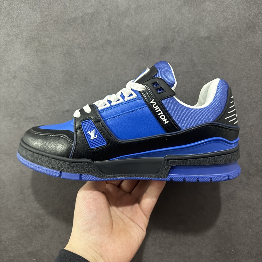 图片[2]-【广东版本】LV TARINE路易威登 驴牌 L家情侣款 休闲 运动鞋 滑板鞋 原版购入开发 路易威登 LV Trainer 运动鞋，延续 Virgil Abloh 基于复古篮球鞋创作的经典设计。牛皮革鞋面融入 Craggy Monogram 压纹和路易威登标识，展现 Tyler 对 Monogram 图案和品牌元素的趣味重构 配送专柜精美包装🛍📦 ▪️面料： 原版定制头层牛皮 ▪️内里： 原版定制透气网里 ▪️大底： 原版开模双色TPU组合大底 ▪️底厚： 3CM ▪️尺码：35-46-选品中心