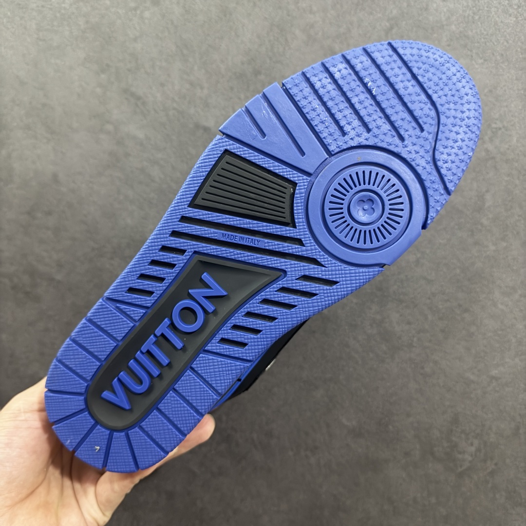 图片[9]-【广东版本】LV TARINE路易威登 驴牌 L家情侣款 休闲 运动鞋 滑板鞋 原版购入开发 路易威登 LV Trainer 运动鞋，延续 Virgil Abloh 基于复古篮球鞋创作的经典设计。牛皮革鞋面融入 Craggy Monogram 压纹和路易威登标识，展现 Tyler 对 Monogram 图案和品牌元素的趣味重构 配送专柜精美包装🛍📦 ▪️面料： 原版定制头层牛皮 ▪️内里： 原版定制透气网里 ▪️大底： 原版开模双色TPU组合大底 ▪️底厚： 3CM ▪️尺码：35-46-选品中心