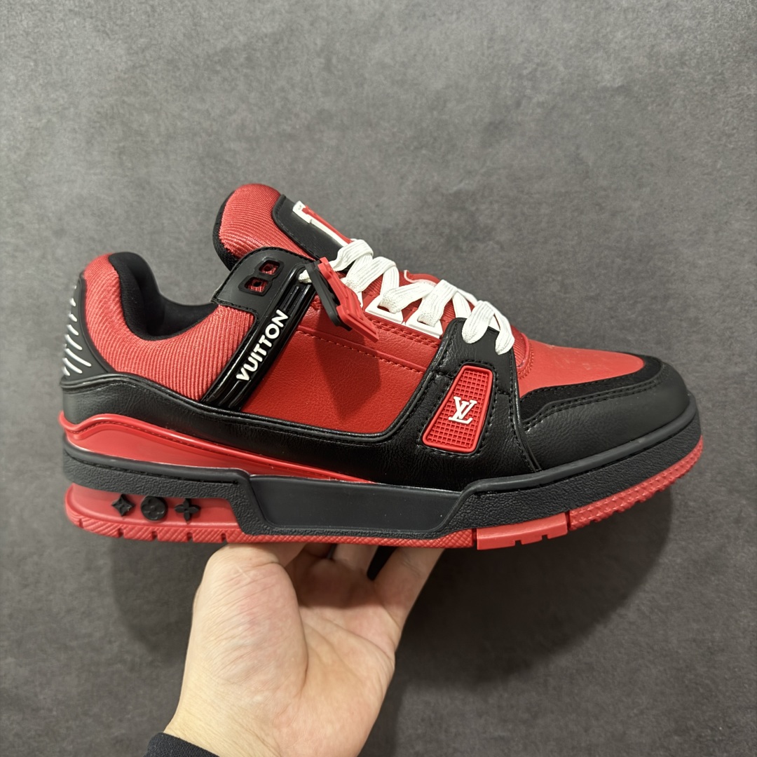 【广东版本】LV TARINE路易威登 驴牌 L家情侣款 休闲 运动鞋 滑板鞋 原版购入开发 路易威登 LV Trainer 运动鞋,延续 Virgil Abloh 基于复古篮球鞋创作的经典设计。牛皮革鞋面融入 Craggy Monogram 压纹和路易威登标识,展现 Tyler 对 Monogram 图案和品牌元素的趣味重构 配送专柜精美包装🛍📦 ▪️面料: 原版定制头层牛皮 ▪️内里: 原版定制透气网里 ▪️大底: 原版开模双色TPU组合大底 ▪️底厚: 3CM ▪️尺码:35-46-选品中心