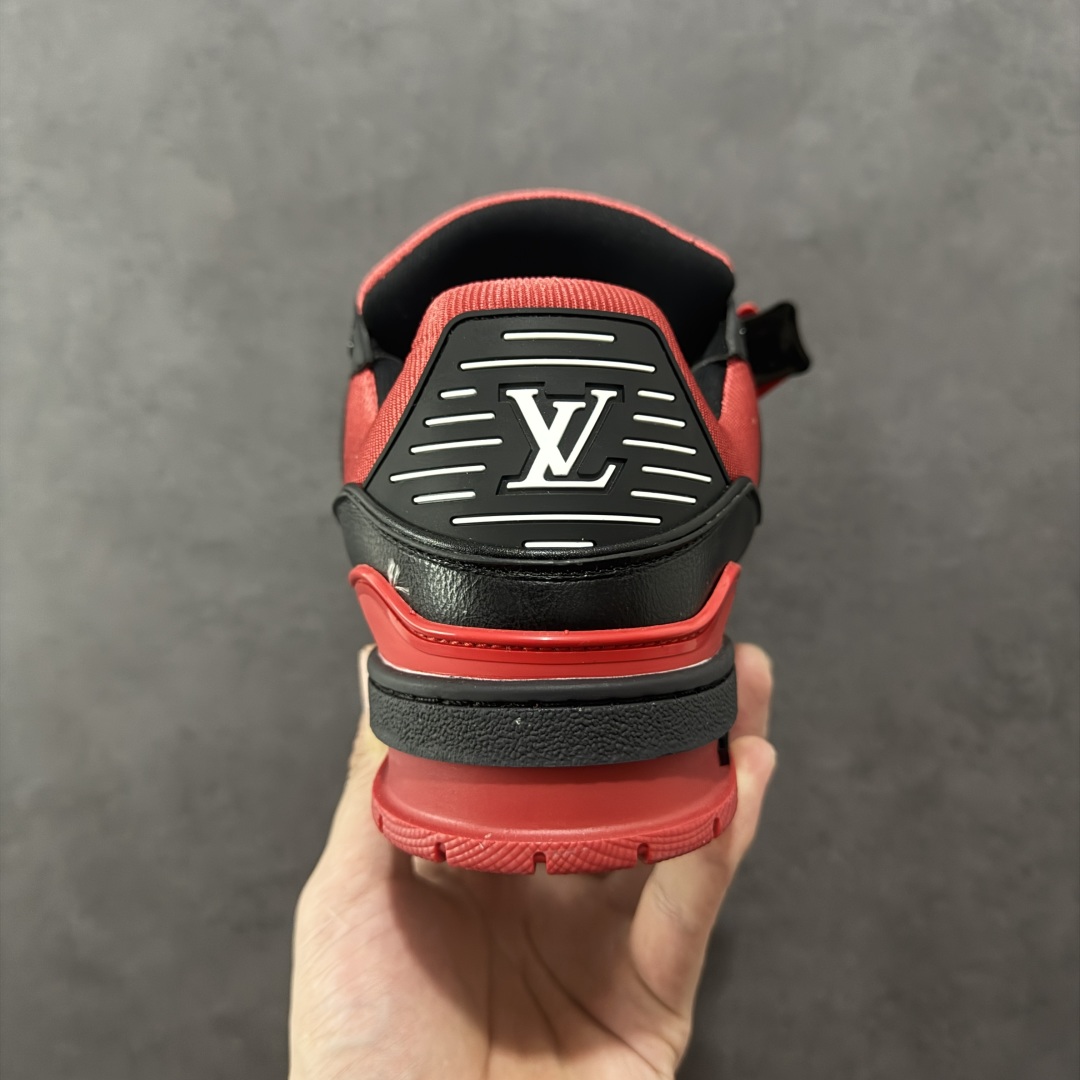 图片[4]-【广东版本】LV TARINE路易威登 驴牌 L家情侣款 休闲 运动鞋 滑板鞋 原版购入开发 路易威登 LV Trainer 运动鞋，延续 Virgil Abloh 基于复古篮球鞋创作的经典设计。牛皮革鞋面融入 Craggy Monogram 压纹和路易威登标识，展现 Tyler 对 Monogram 图案和品牌元素的趣味重构 配送专柜精美包装🛍📦 ▪️面料： 原版定制头层牛皮 ▪️内里： 原版定制透气网里 ▪️大底： 原版开模双色TPU组合大底 ▪️底厚： 3CM ▪️尺码：35-46-选品中心