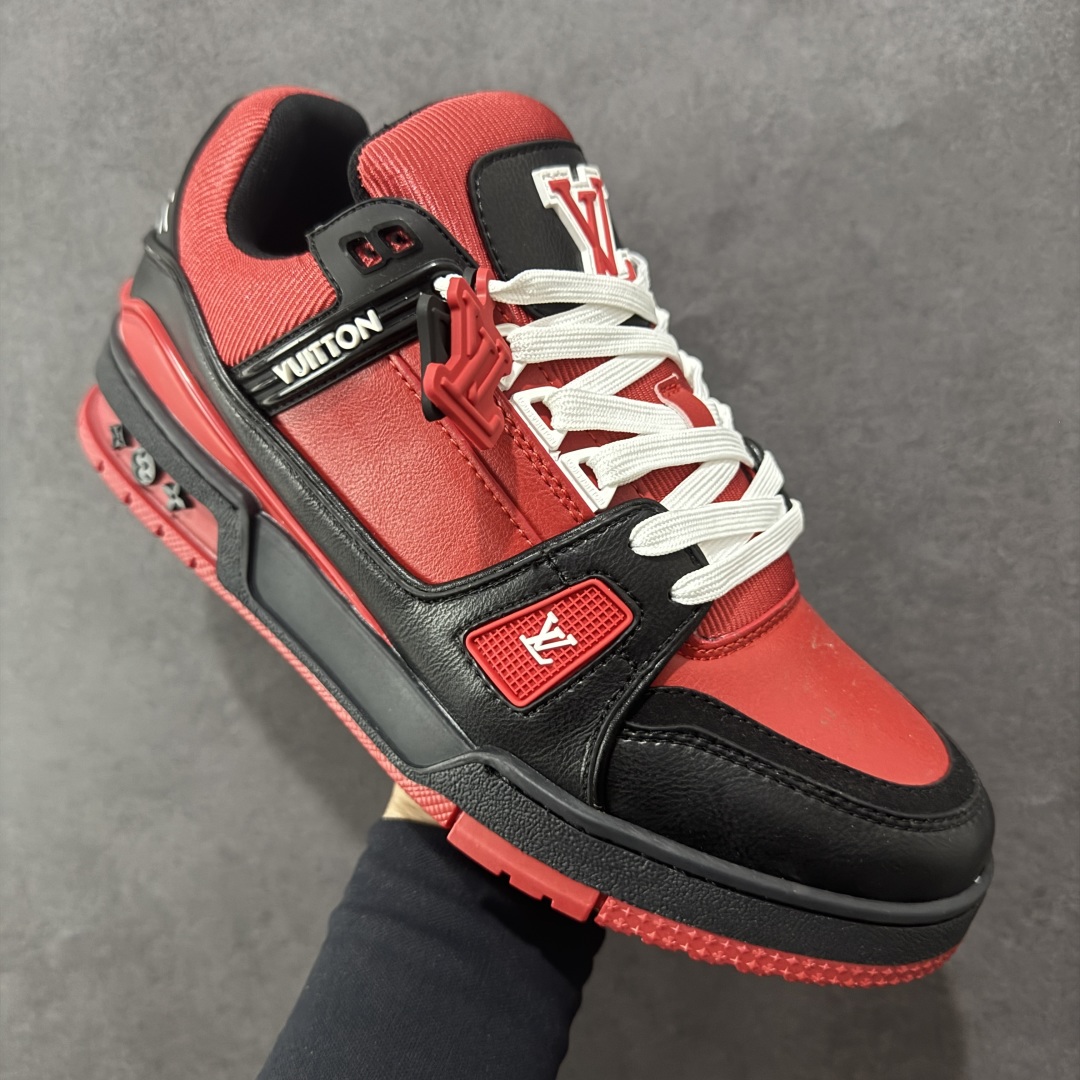 图片[3]-【广东版本】LV TARINE路易威登 驴牌 L家情侣款 休闲 运动鞋 滑板鞋 原版购入开发 路易威登 LV Trainer 运动鞋，延续 Virgil Abloh 基于复古篮球鞋创作的经典设计。牛皮革鞋面融入 Craggy Monogram 压纹和路易威登标识，展现 Tyler 对 Monogram 图案和品牌元素的趣味重构 配送专柜精美包装🛍📦 ▪️面料： 原版定制头层牛皮 ▪️内里： 原版定制透气网里 ▪️大底： 原版开模双色TPU组合大底 ▪️底厚： 3CM ▪️尺码：35-46-选品中心