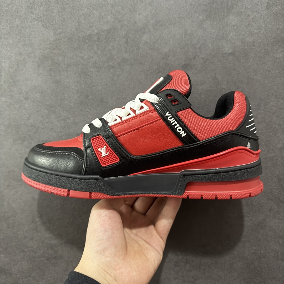图片[2]-【广东版本】LV TARINE路易威登 驴牌 L家情侣款 休闲 运动鞋 滑板鞋 原版购入开发 路易威登 LV Trainer 运动鞋，延续 Virgil Abloh 基于复古篮球鞋创作的经典设计。牛皮革鞋面融入 Craggy Monogram 压纹和路易威登标识，展现 Tyler 对 Monogram 图案和品牌元素的趣味重构 配送专柜精美包装🛍📦 ▪️面料： 原版定制头层牛皮 ▪️内里： 原版定制透气网里 ▪️大底： 原版开模双色TPU组合大底 ▪️底厚： 3CM ▪️尺码：35-46-选品中心