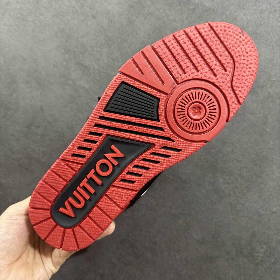 图片[9]-【广东版本】LV TARINE路易威登 驴牌 L家情侣款 休闲 运动鞋 滑板鞋 原版购入开发 路易威登 LV Trainer 运动鞋，延续 Virgil Abloh 基于复古篮球鞋创作的经典设计。牛皮革鞋面融入 Craggy Monogram 压纹和路易威登标识，展现 Tyler 对 Monogram 图案和品牌元素的趣味重构 配送专柜精美包装🛍📦 ▪️面料： 原版定制头层牛皮 ▪️内里： 原版定制透气网里 ▪️大底： 原版开模双色TPU组合大底 ▪️底厚： 3CM ▪️尺码：35-46-选品中心