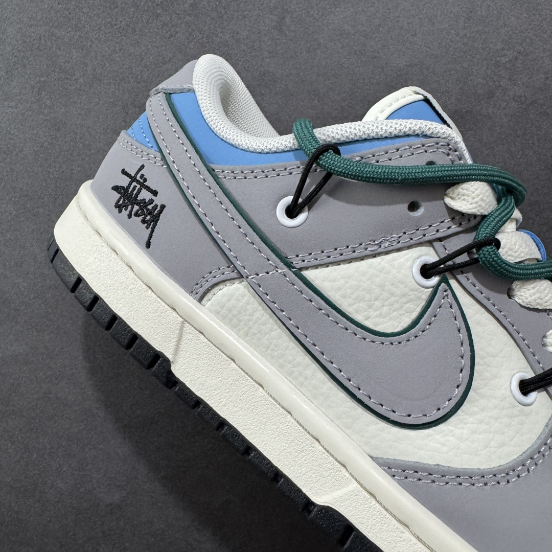 图片[6]-【定制版】Nike SB Dunk Low x Stussy 灰白小勾绑带 纯原大厂出品 极力推荐 原装头层材料 独家版型蒸餾加工 帶來的是更好的视觉和脚感体验 大厂纯原品质出货 清洁度 电绣工艺 皮料切割干净无任何毛边 细节完美 货号：FX1588 403 尺码：36 36.5 37.5 38 38.5 39 40 40.5 41 42 42.5 43 44 44.5 45-选品中心
