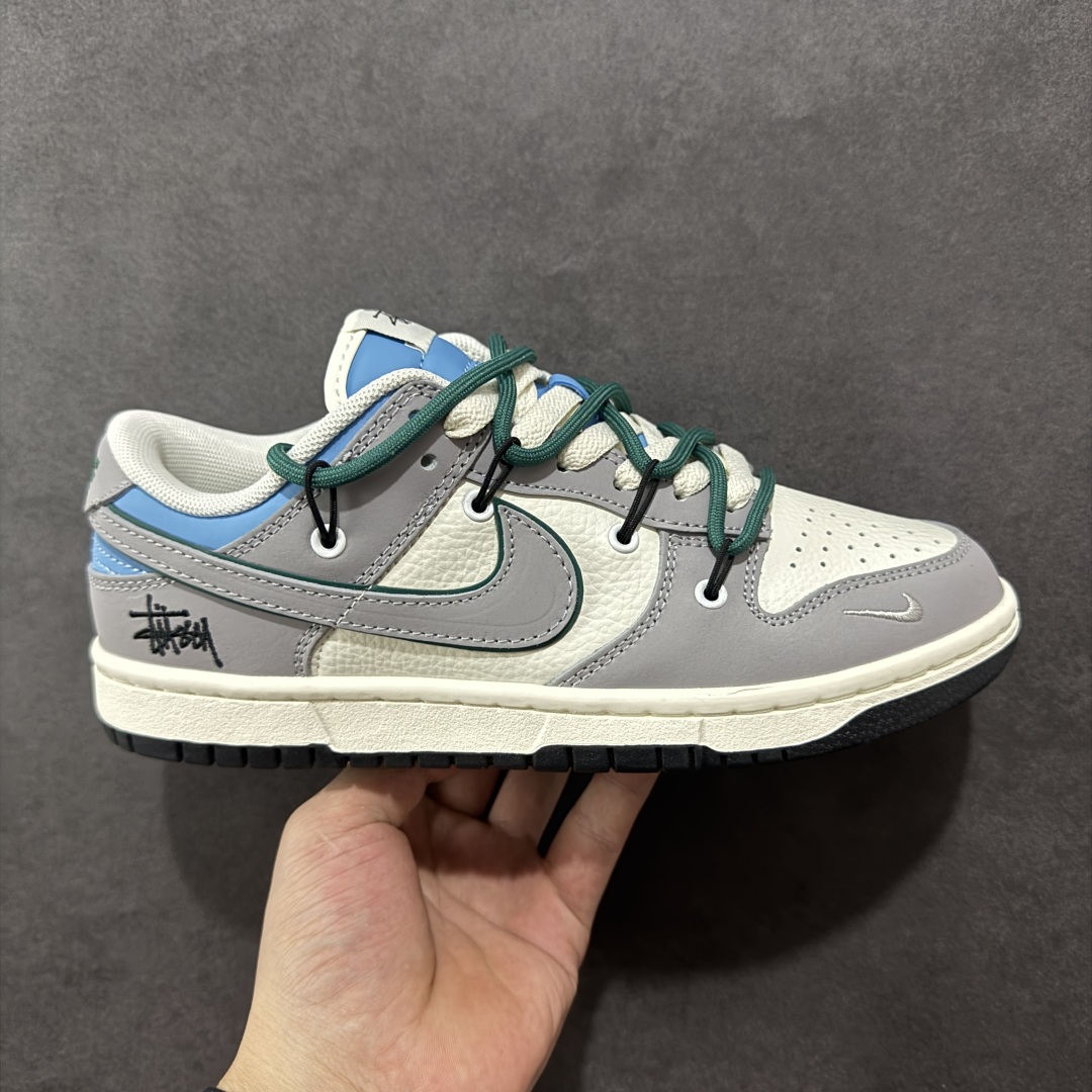 【定制版】Nike SB Dunk Low x Stussy 灰白小勾绑带 纯原大厂出品 极力推荐 原装头层材料 独家版型蒸餾加工 帶來的是更好的视觉和脚感体验 大厂纯原品质出货 清洁度 电绣工艺 皮料切割干净无任何毛边 细节完美 货号：FX1588 403 尺码：36 36.5 37.5 38 38.5 39 40 40.5 41 42 42.5 43 44 44.5 45-选品中心