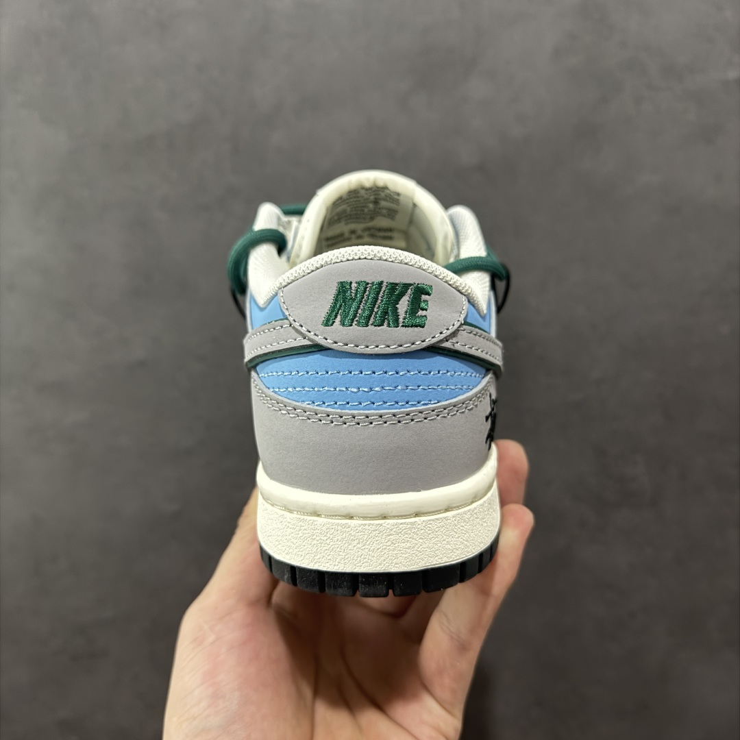 图片[4]-【定制版】Nike SB Dunk Low x Stussy 灰白小勾绑带 纯原大厂出品 极力推荐 原装头层材料 独家版型蒸餾加工 帶來的是更好的视觉和脚感体验 大厂纯原品质出货 清洁度 电绣工艺 皮料切割干净无任何毛边 细节完美 货号：FX1588 403 尺码：36 36.5 37.5 38 38.5 39 40 40.5 41 42 42.5 43 44 44.5 45-选品中心