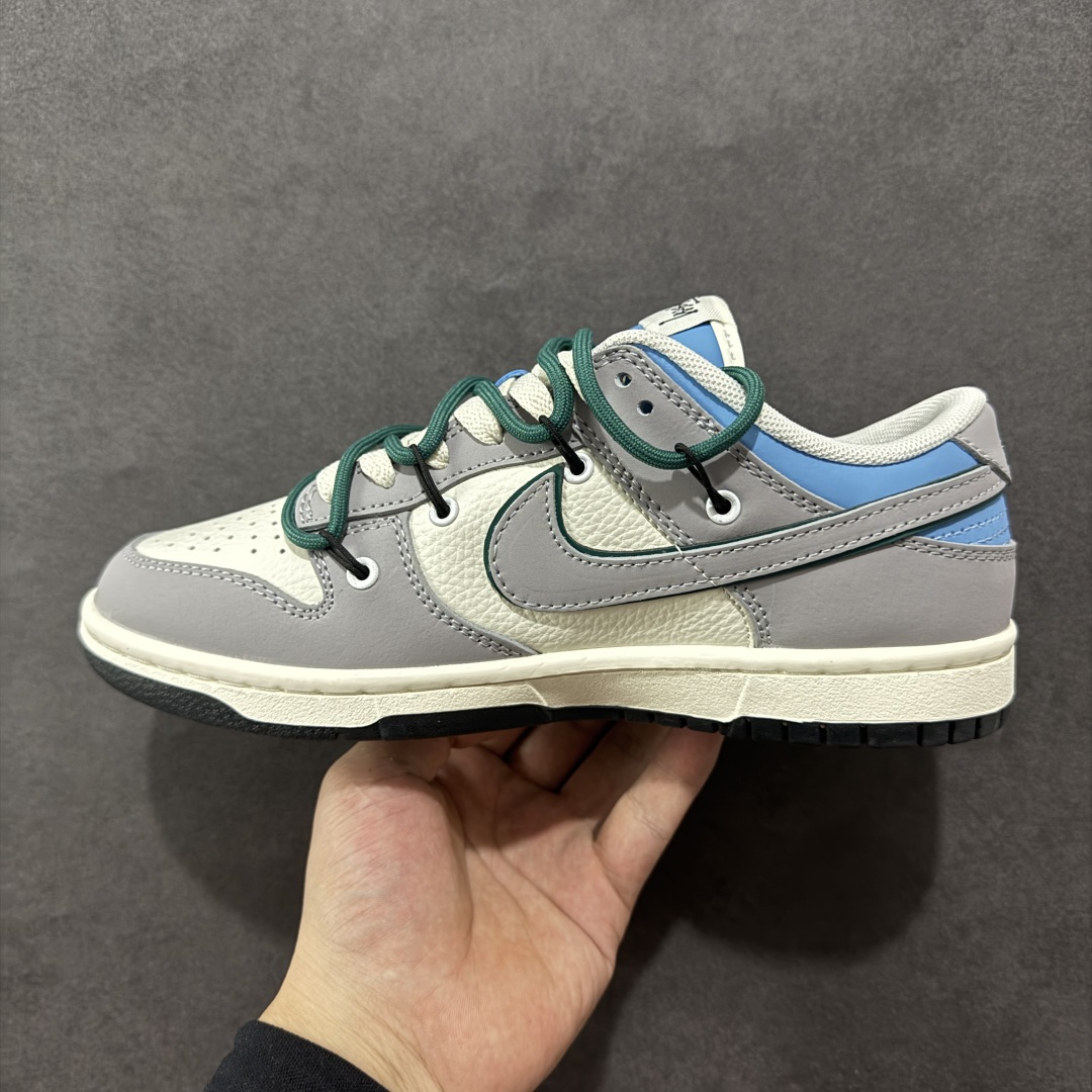 图片[2]-【定制版】Nike SB Dunk Low x Stussy 灰白小勾绑带 纯原大厂出品 极力推荐 原装头层材料 独家版型蒸餾加工 帶來的是更好的视觉和脚感体验 大厂纯原品质出货 清洁度 电绣工艺 皮料切割干净无任何毛边 细节完美 货号：FX1588 403 尺码：36 36.5 37.5 38 38.5 39 40 40.5 41 42 42.5 43 44 44.5 45-选品中心